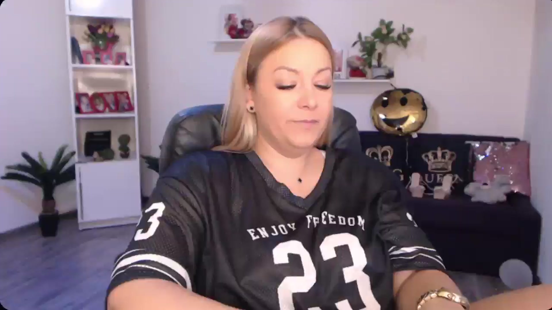 Gallery image thumbnail from A_baby_Boo's myfreecams stream on, 09/30/2024, 10:25 image 14 of 20