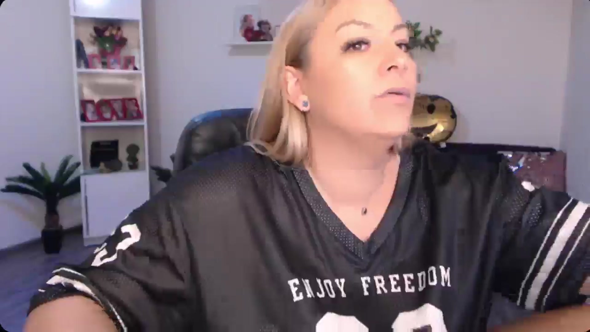 Gallery image thumbnail from A_baby_Boo's myfreecams stream on, 09/30/2024, 10:25 image 17 of 20