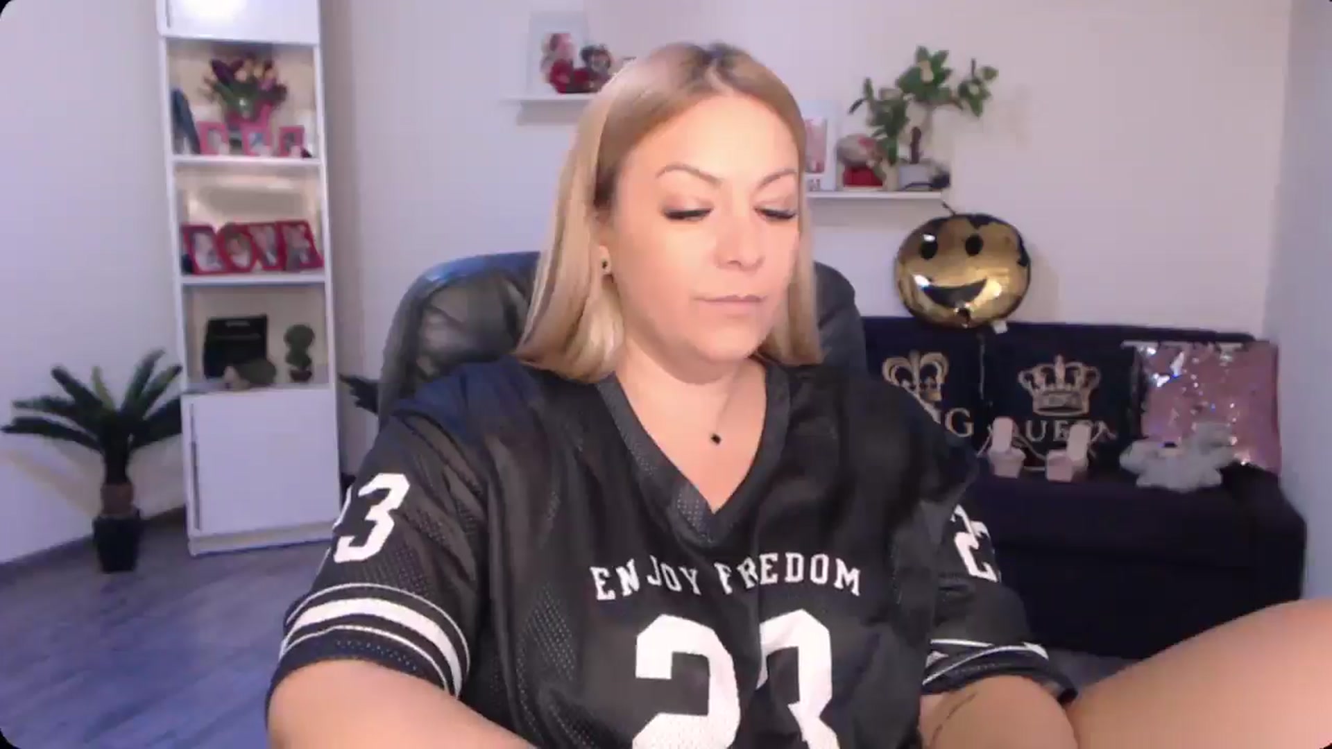 Gallery image thumbnail from A_baby_Boo's myfreecams stream on, 09/30/2024, 10:25 image 19 of 20