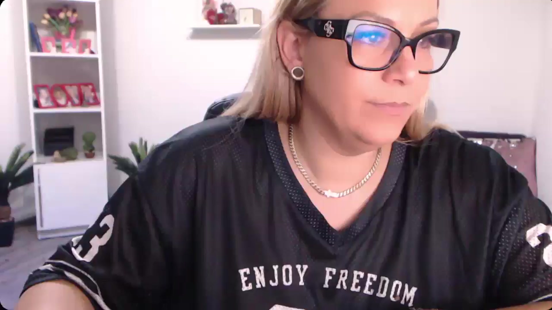 Gallery image thumbnail from A_baby_Boo's myfreecams stream on, 10/01/2024, 10:35 image 1 of 20