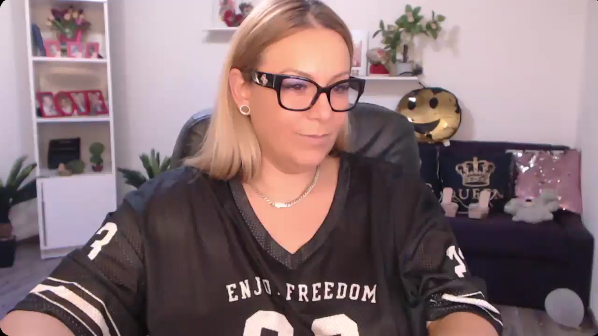 Gallery image thumbnail from A_baby_Boo's myfreecams stream on, 10/01/2024, 10:35 image 18 of 20