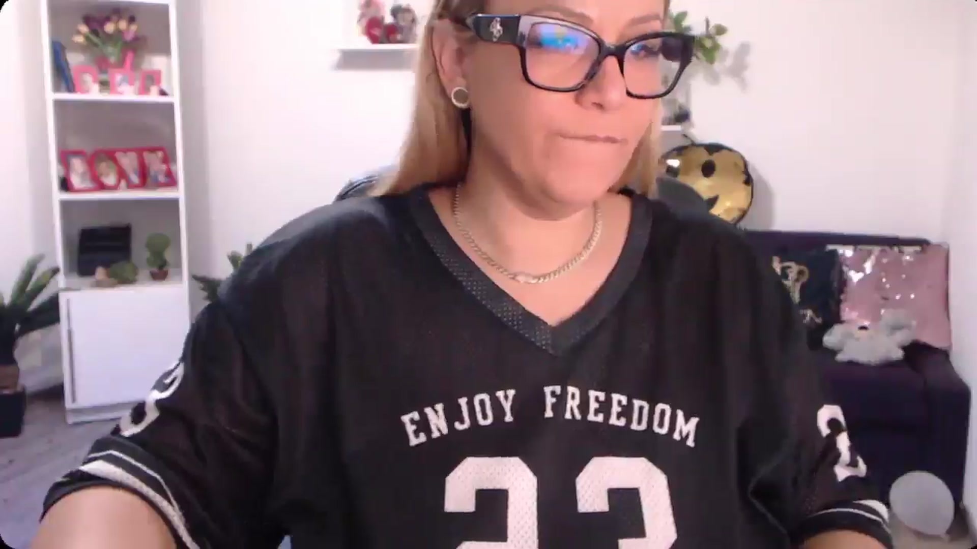 Gallery image thumbnail from A_baby_Boo's myfreecams stream on, 10/01/2024, 10:35 image 2 of 20