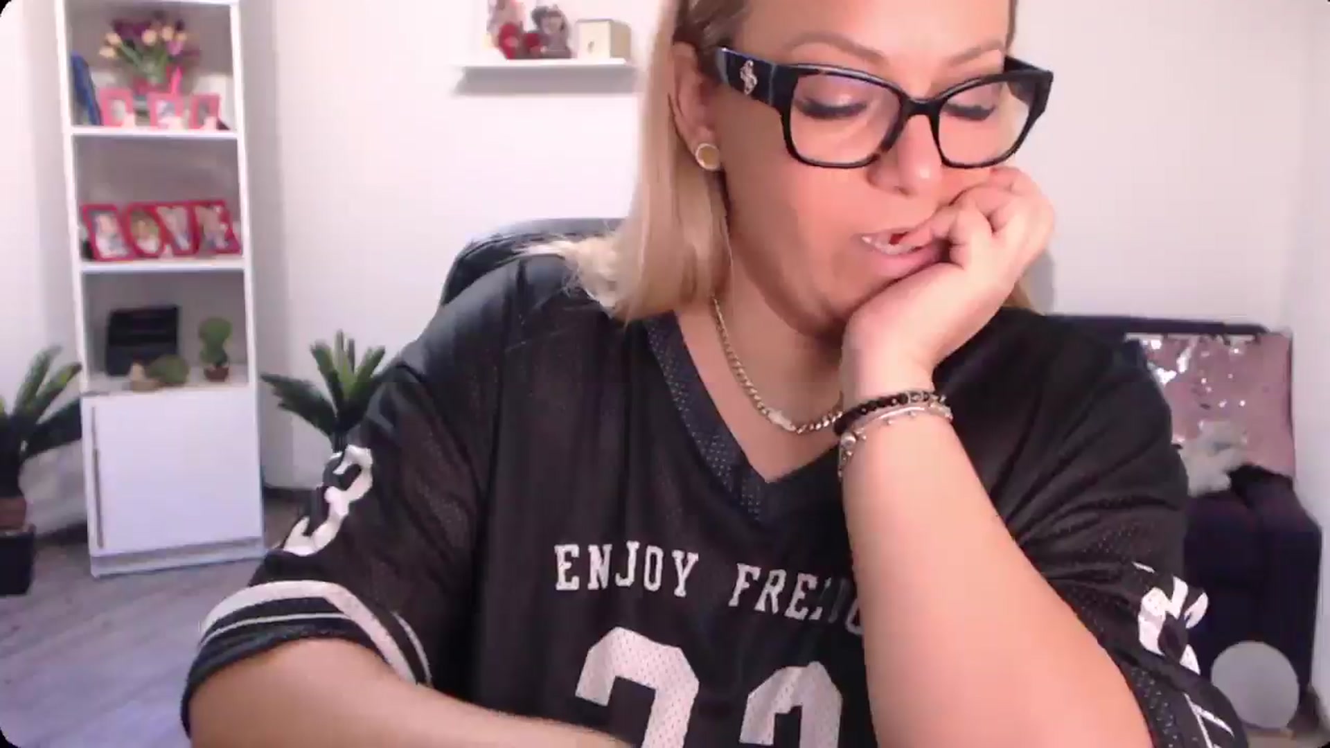 Gallery image thumbnail from A_baby_Boo's myfreecams stream on, 10/01/2024, 10:35 image 9 of 20