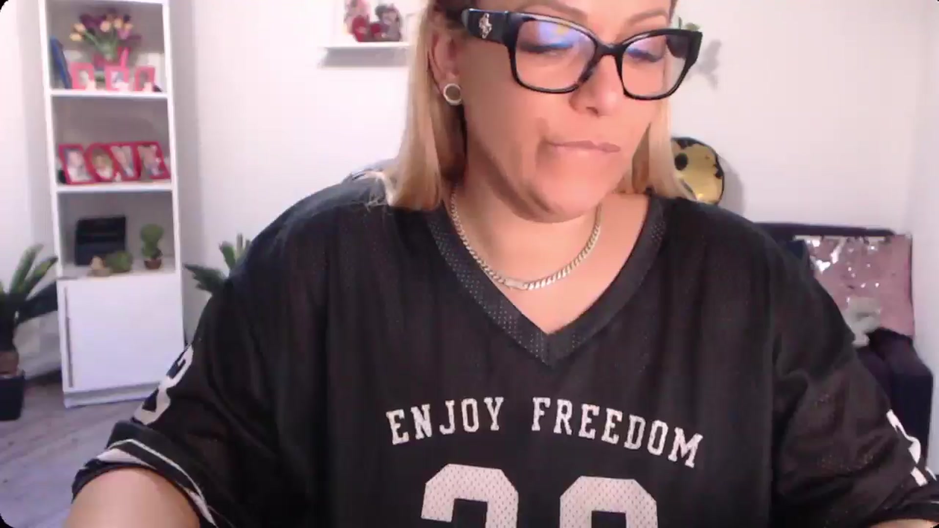 Gallery image thumbnail from A_baby_Boo's myfreecams stream on, 10/01/2024, 10:35 image 3 of 20