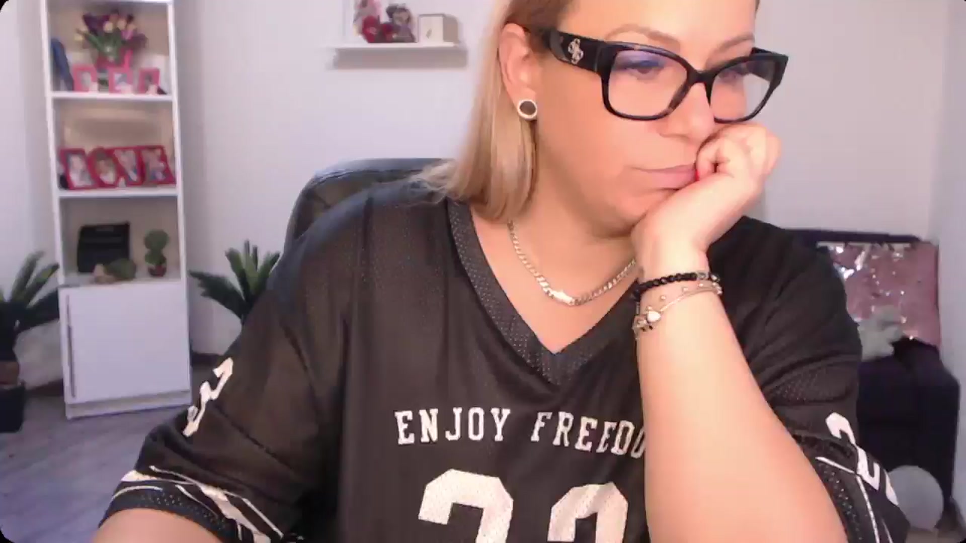 Gallery image thumbnail from A_baby_Boo's myfreecams stream on, 10/01/2024, 10:35 image 14 of 20