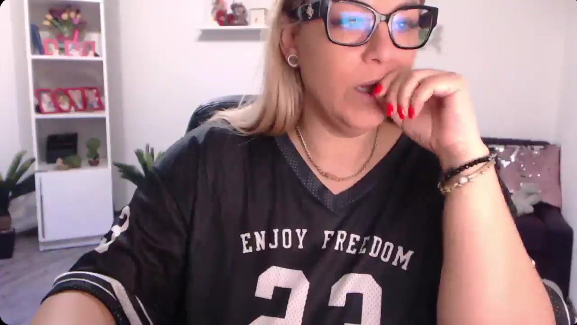 Gallery image thumbnail from A_baby_Boo's myfreecams stream on, 10/01/2024, 10:35 image 5 of 20