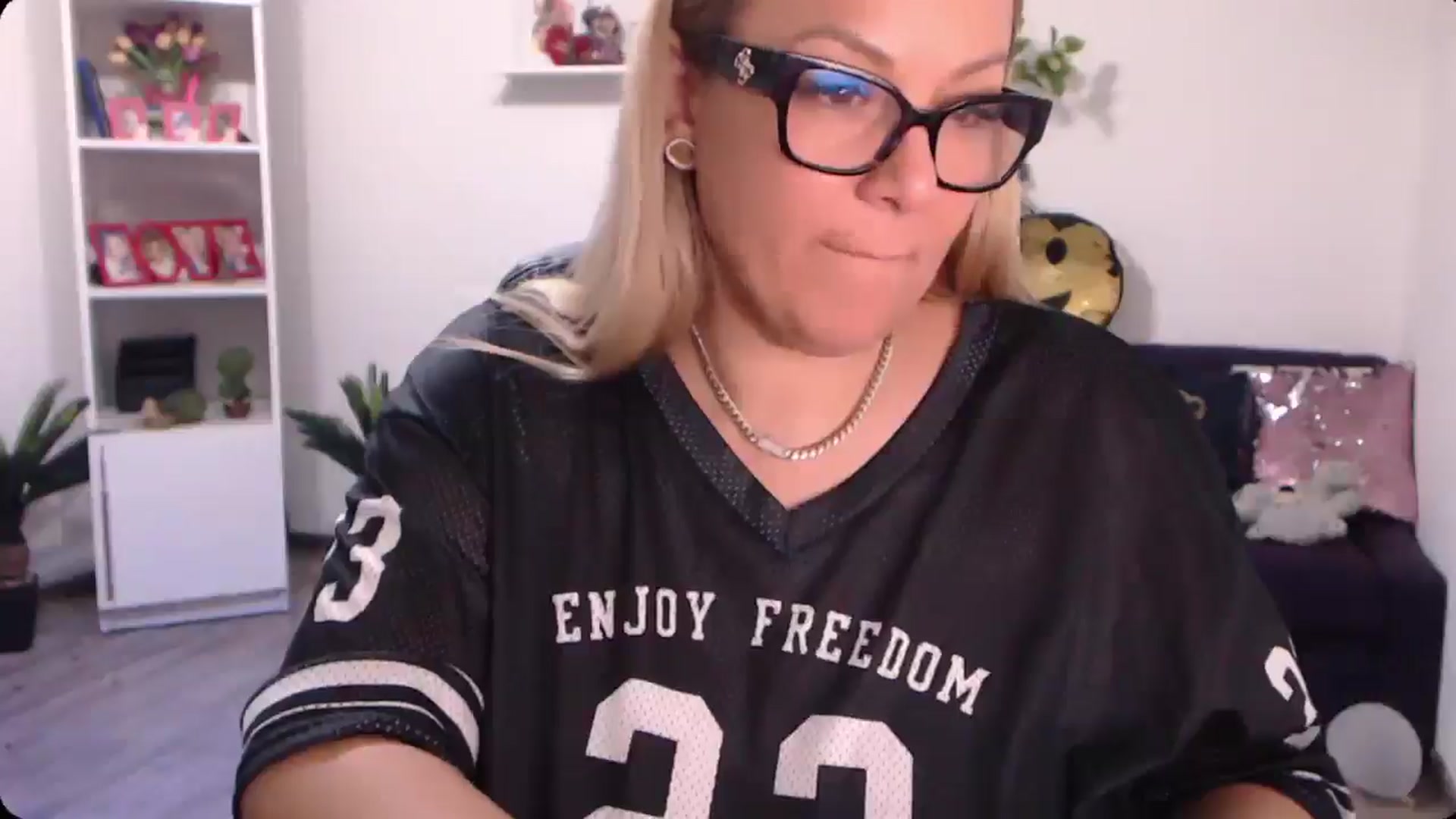 Gallery image thumbnail from A_baby_Boo's myfreecams stream on, 10/01/2024, 10:35 image 10 of 20