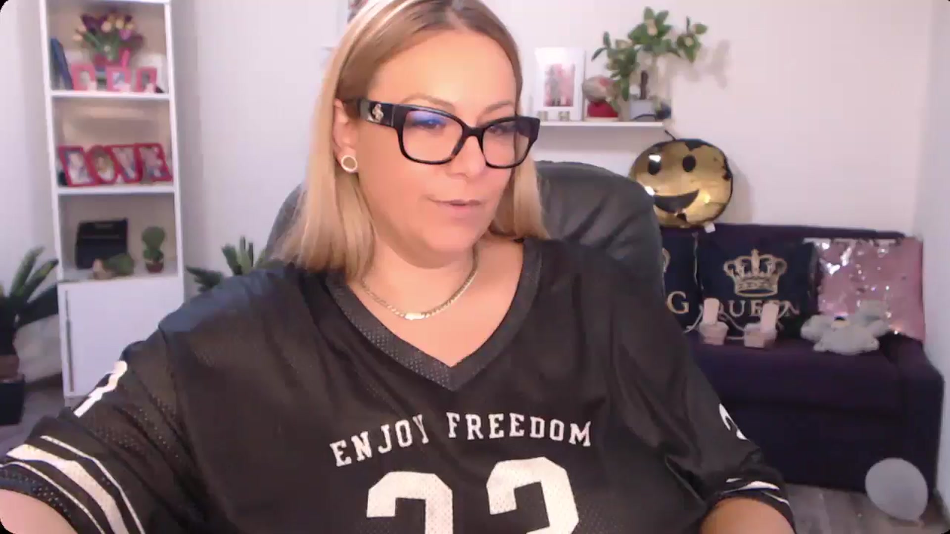 Gallery image thumbnail from A_baby_Boo's myfreecams stream on, 10/01/2024, 10:35 image 15 of 20