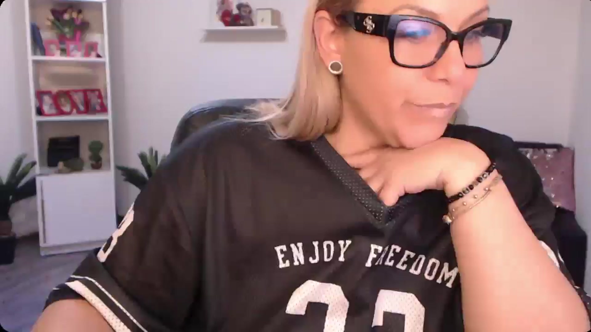 Gallery image thumbnail from A_baby_Boo's myfreecams stream on, 10/01/2024, 10:35 image 20 of 20