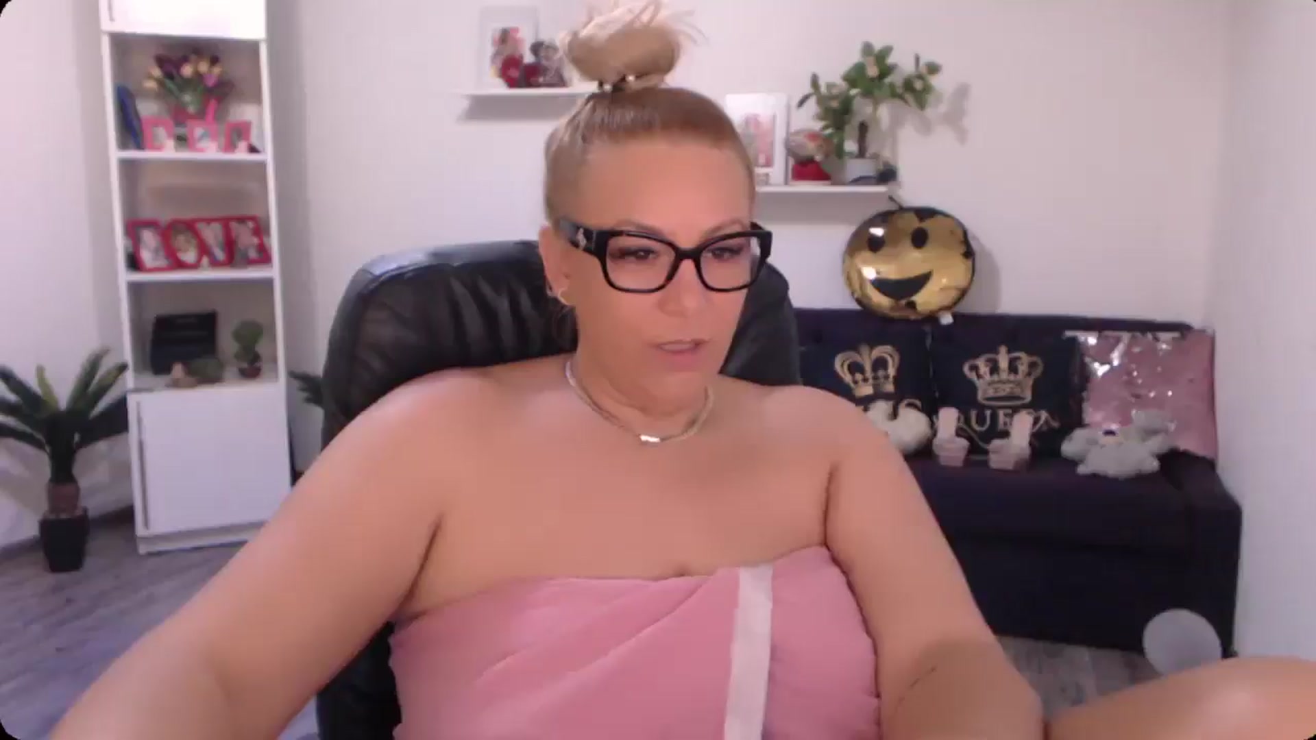 Gallery image thumbnail from A_baby_Boo's myfreecams stream on, 10/03/2024, 14:23 image 19 of 20