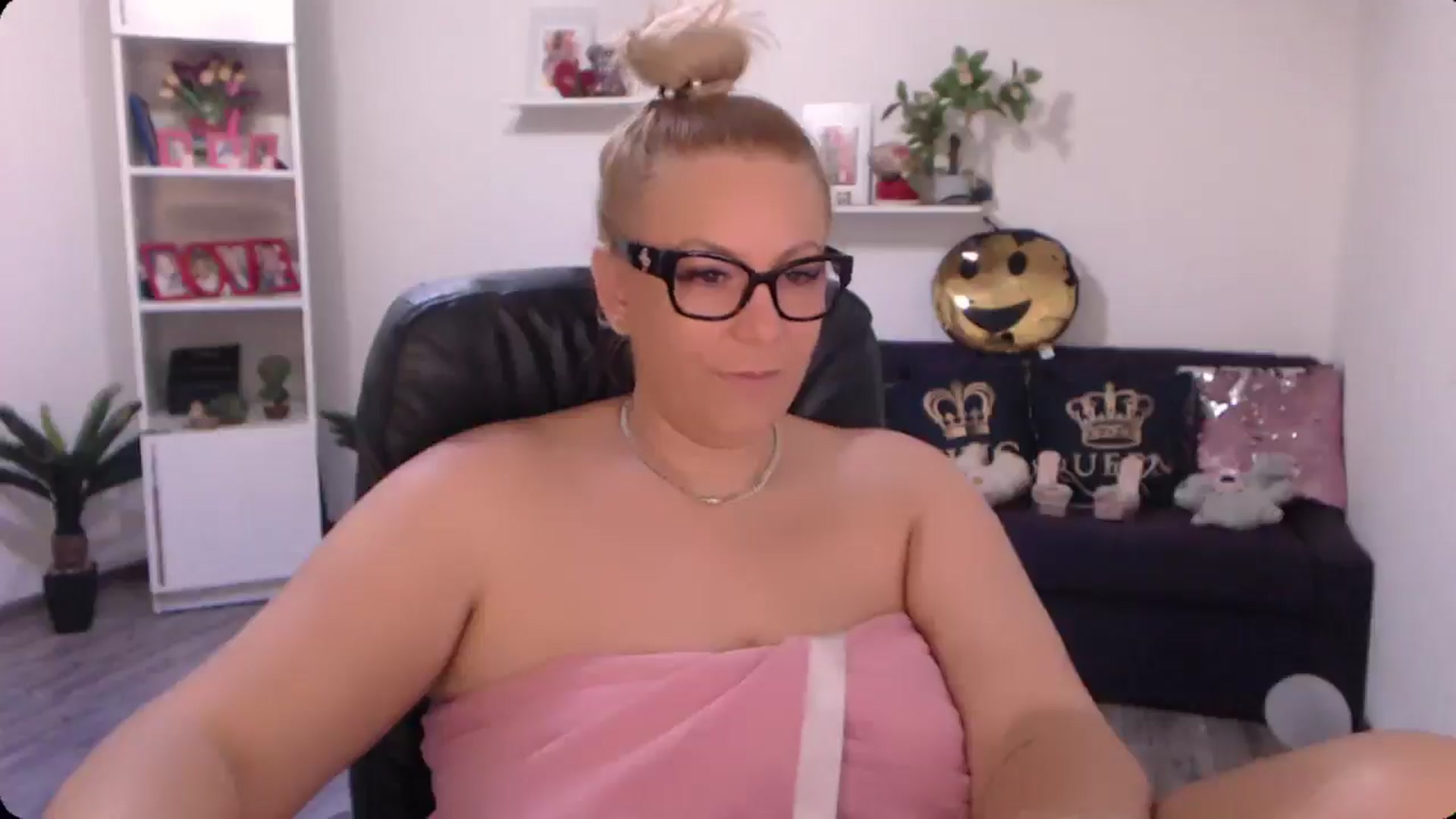 Gallery image thumbnail from A_baby_Boo's myfreecams stream on, 10/03/2024, 14:23 image 20 of 20