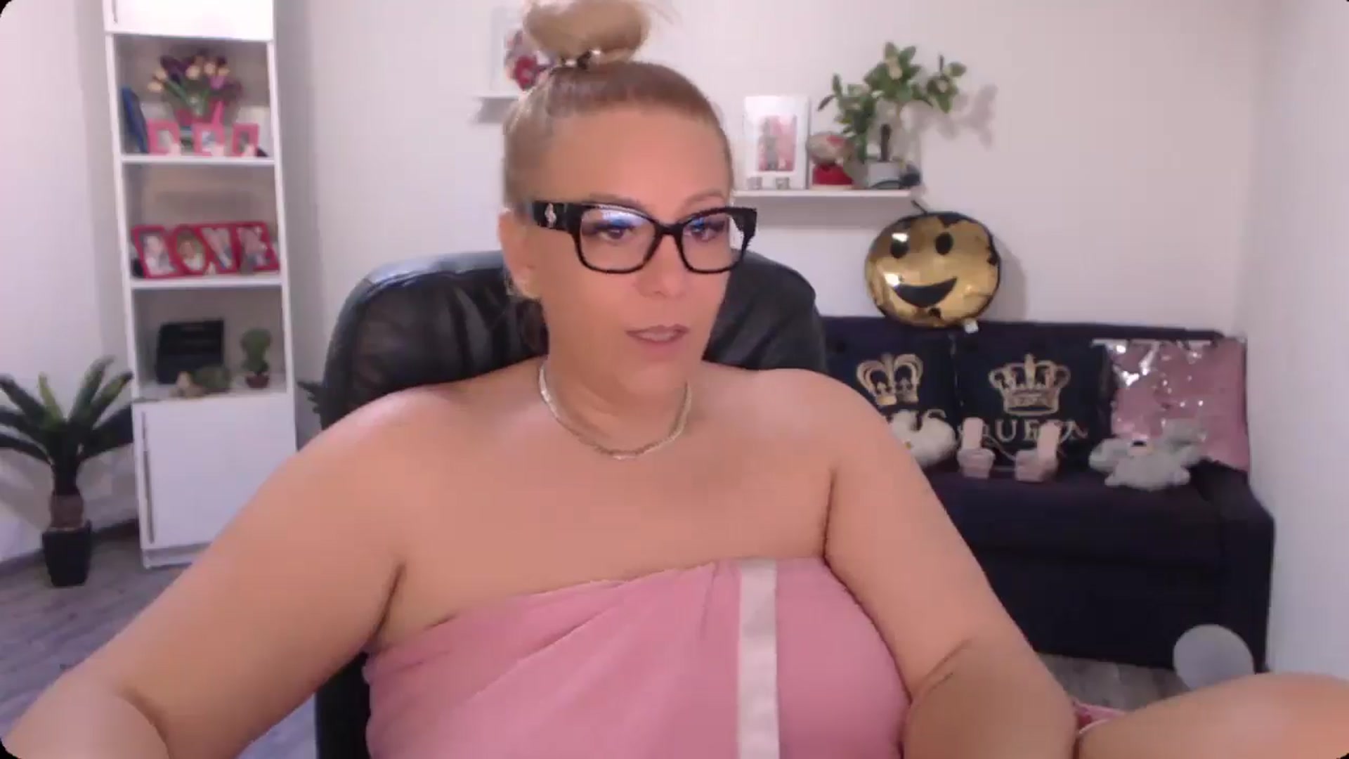 Gallery image thumbnail from A_baby_Boo's myfreecams stream on, 10/03/2024, 15:35 image 4 of 20
