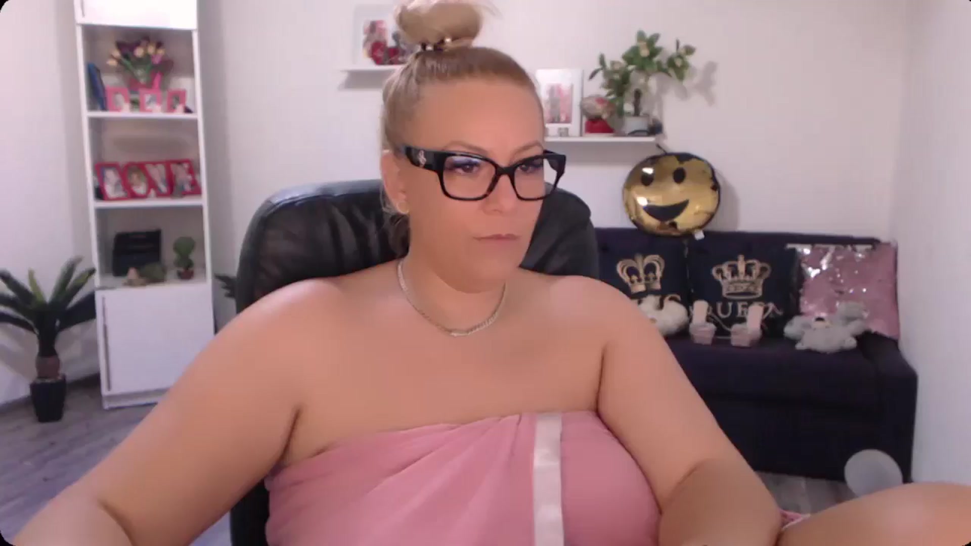 Gallery image thumbnail from A_baby_Boo's myfreecams stream on, 10/03/2024, 15:35 image 1 of 20