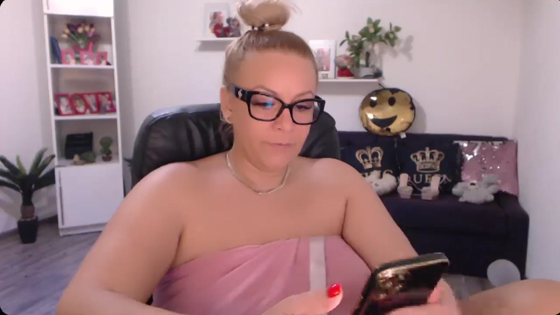 Gallery image thumbnail from A_baby_Boo's myfreecams stream on, 10/03/2024, 15:35 image 6 of 20