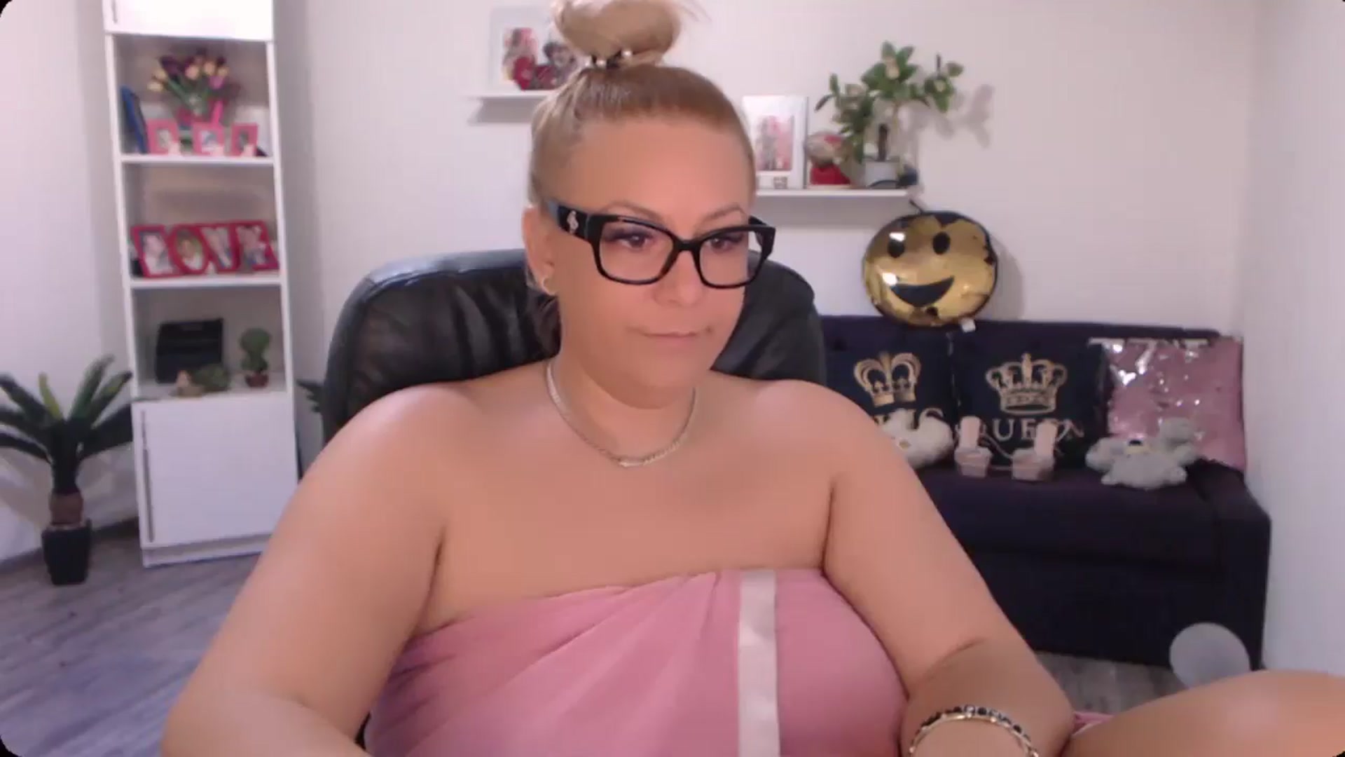 Gallery image thumbnail from A_baby_Boo's myfreecams stream on, 10/03/2024, 15:35 image 3 of 20