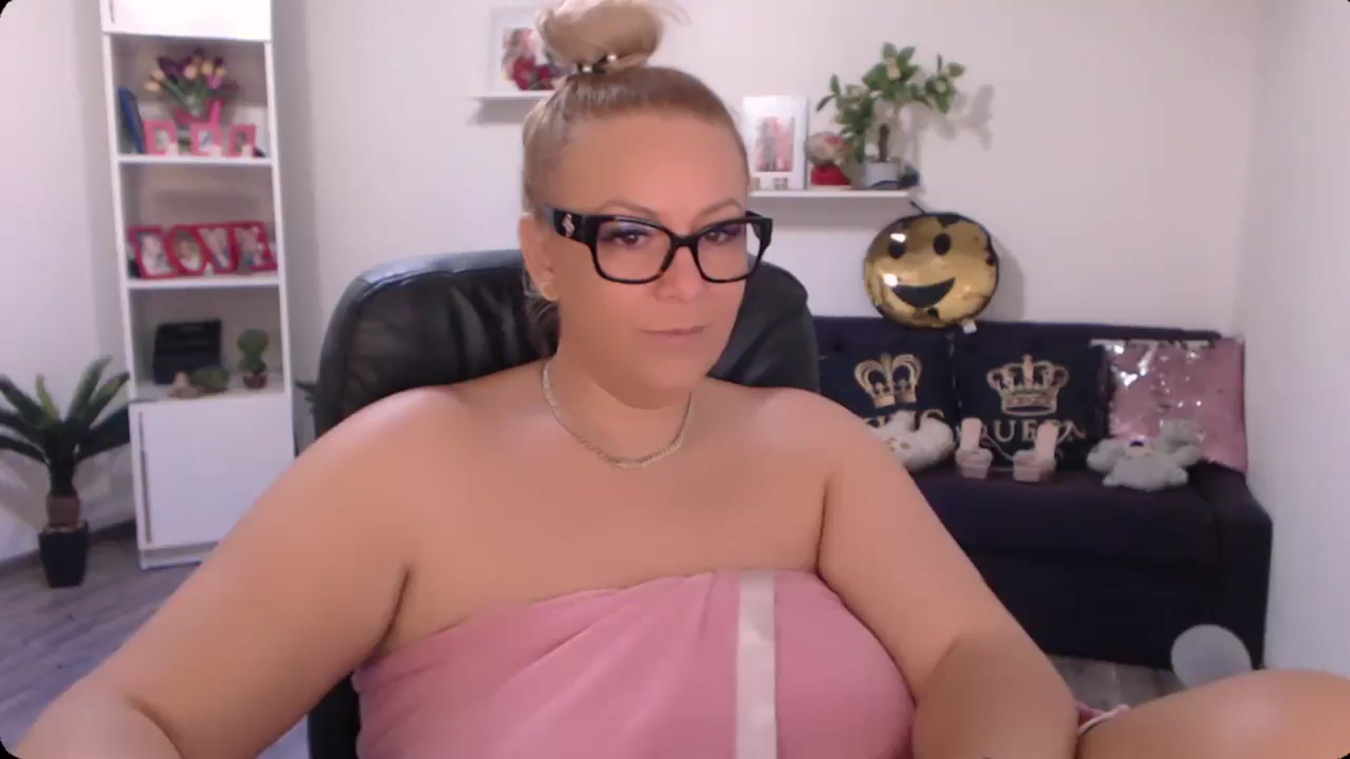 Gallery image thumbnail from A_baby_Boo's myfreecams stream on, 10/03/2024, 15:35 image 7 of 20