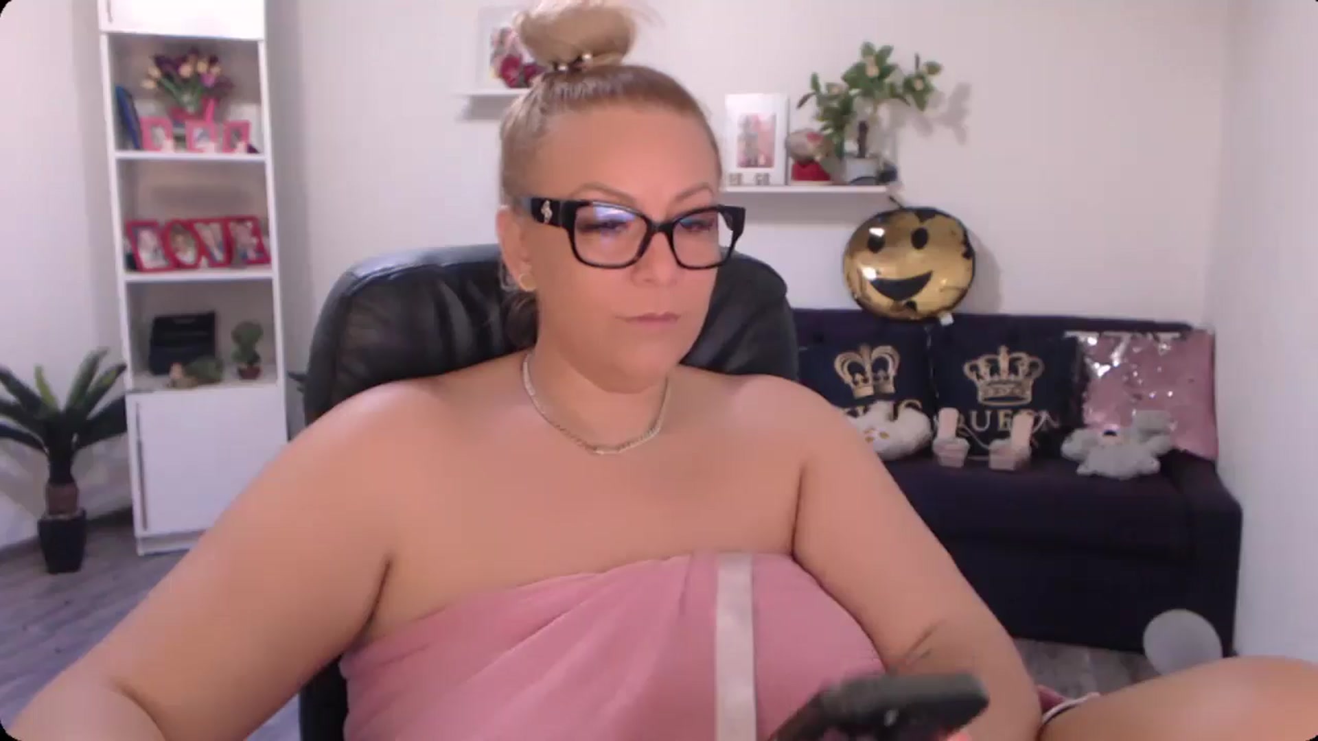 Gallery image thumbnail from A_baby_Boo's myfreecams stream on, 10/03/2024, 15:35 image 8 of 20