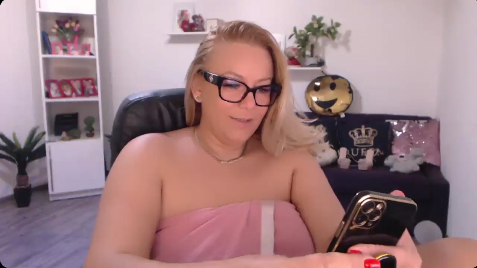 Gallery image thumbnail from A_baby_Boo's myfreecams stream on, 10/03/2024, 15:35 image 9 of 20
