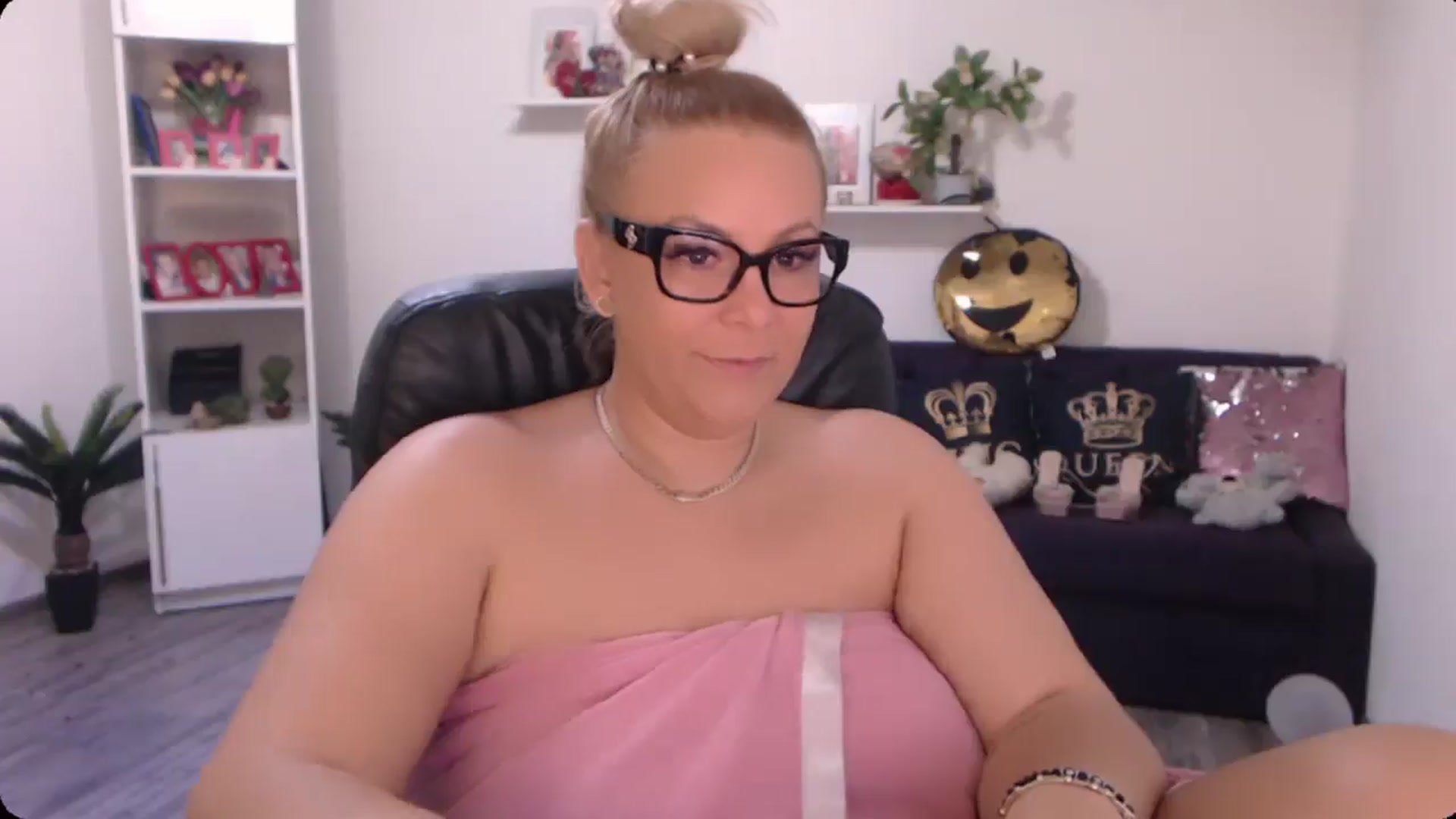 Gallery image thumbnail from A_baby_Boo's myfreecams stream on, 10/03/2024, 15:35 image 2 of 20