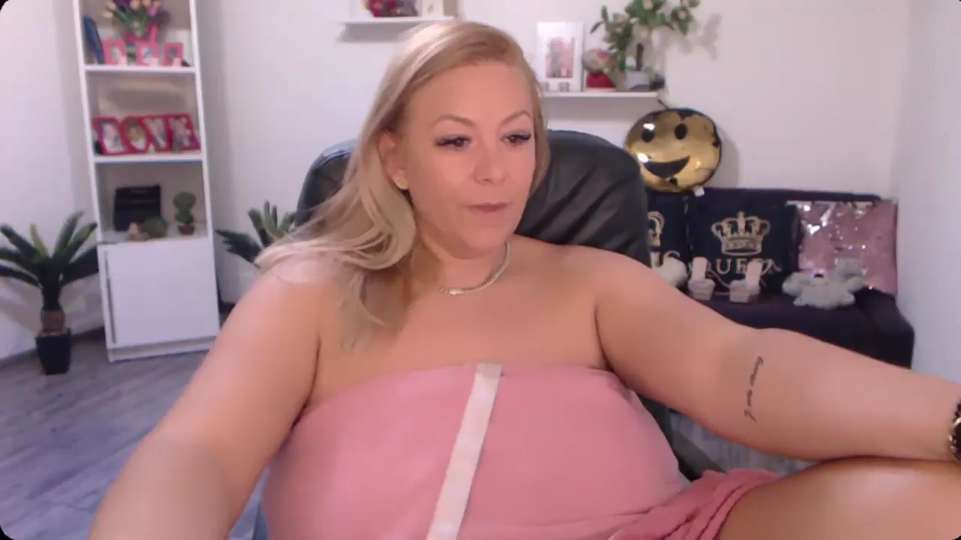Gallery image thumbnail from A_baby_Boo's myfreecams stream on, 10/03/2024, 16:48 image 5 of 20