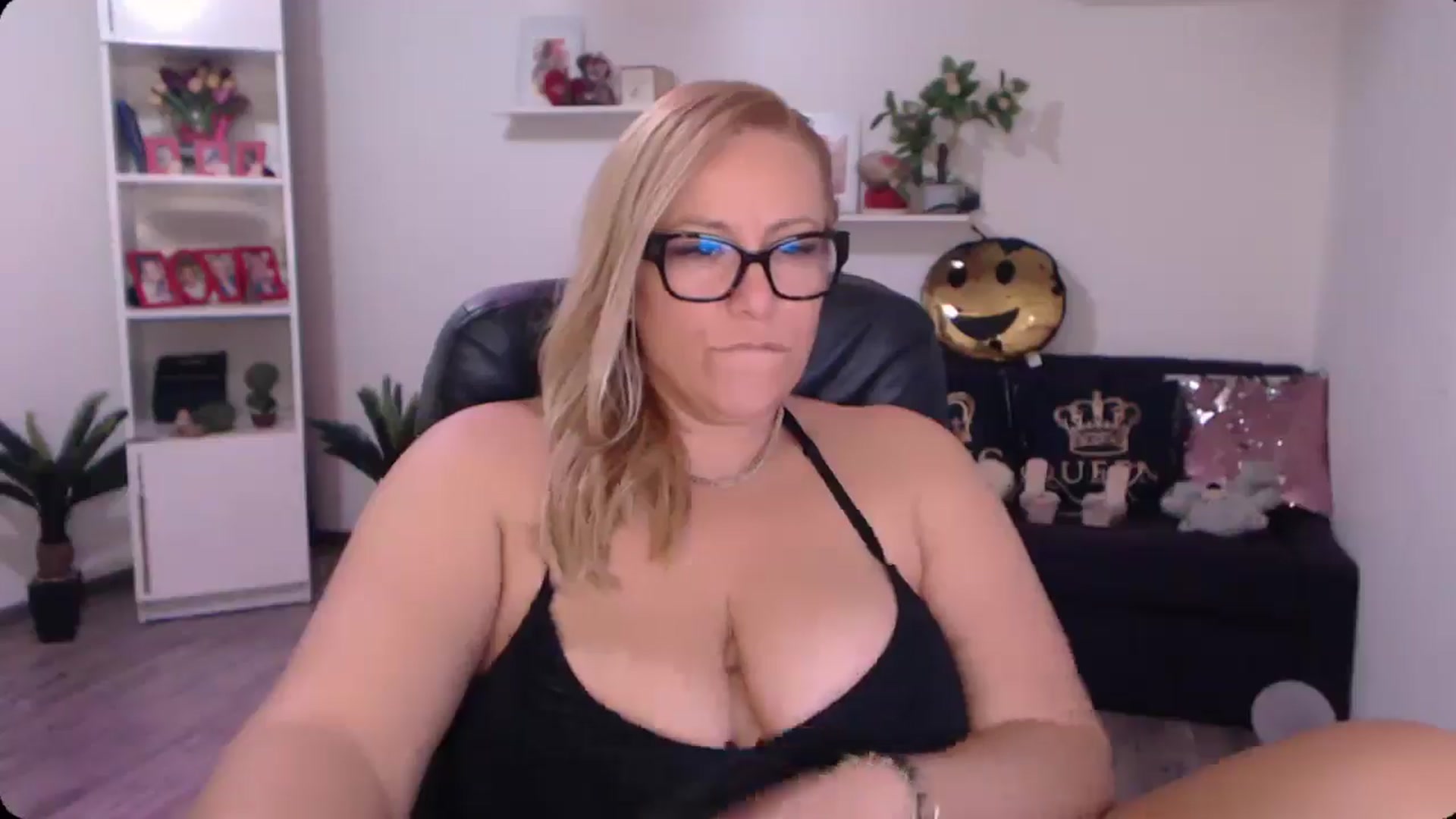 Gallery image thumbnail from A_baby_Boo's myfreecams stream on, 10/04/2024, 10:30 image 7 of 20