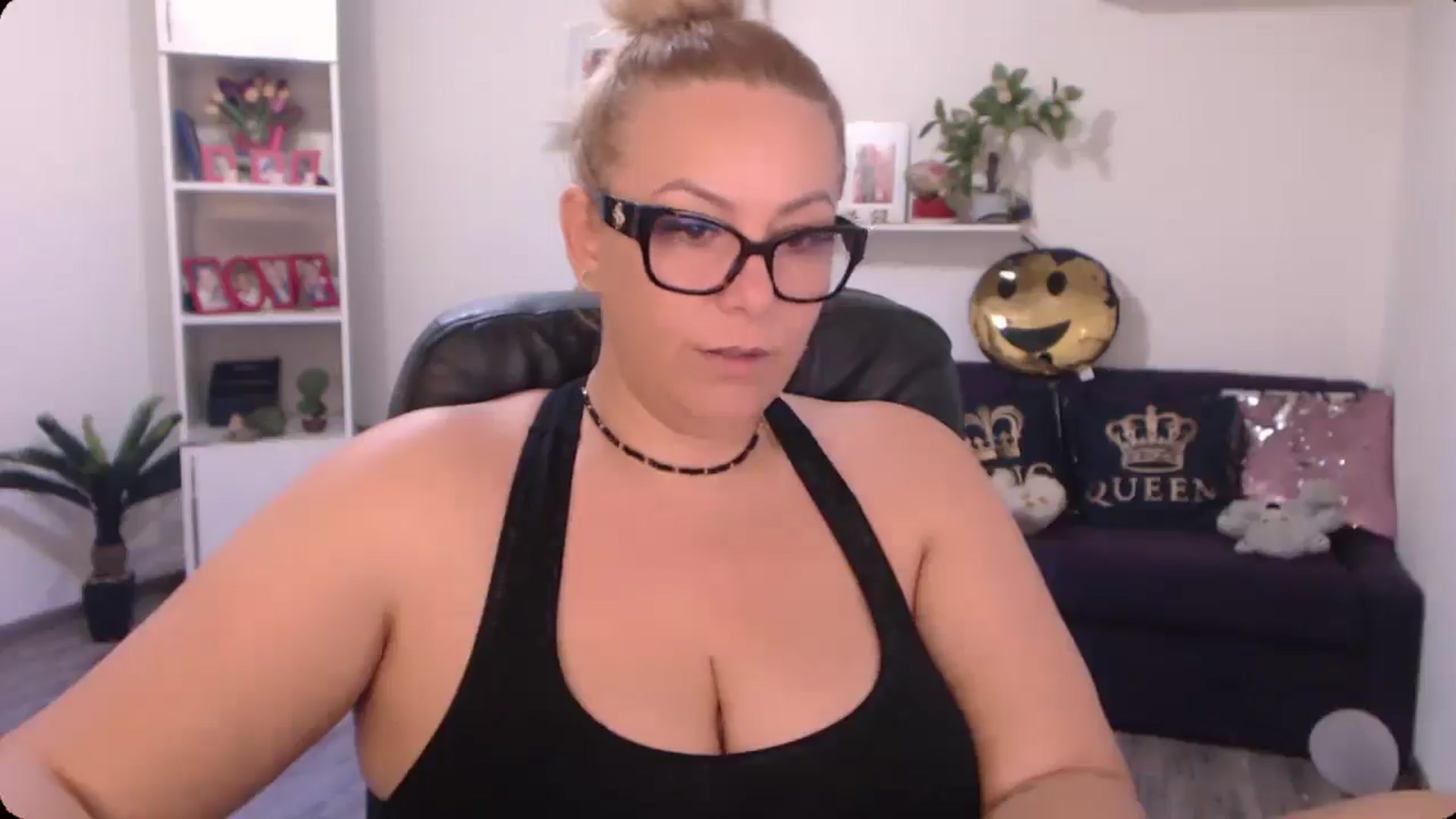 Gallery image thumbnail from A_baby_Boo's myfreecams stream on, 10/11/2024, 12:11 image 16 of 20