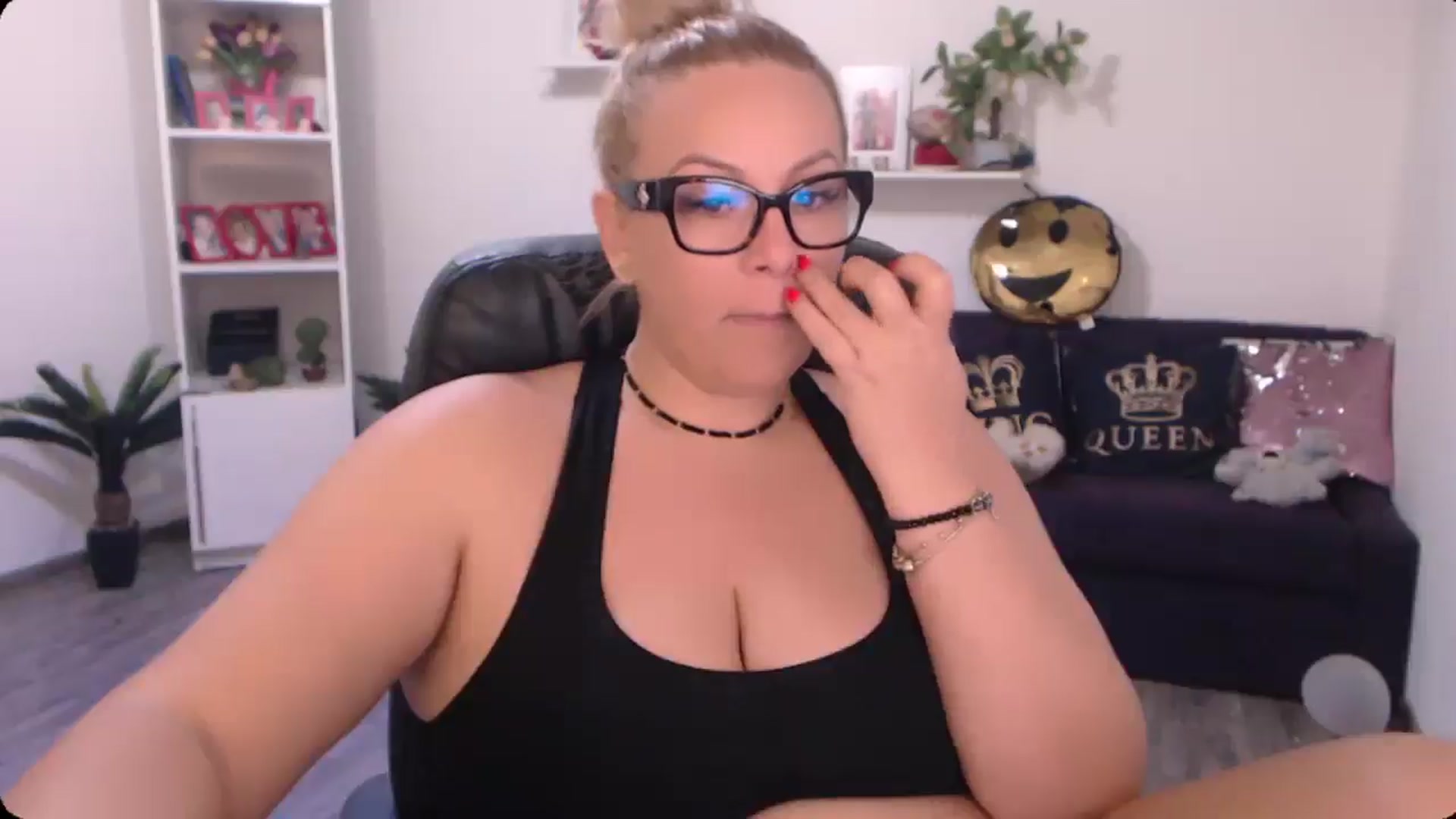 Gallery image thumbnail from A_baby_Boo's myfreecams stream on, 10/11/2024, 12:11 image 10 of 20