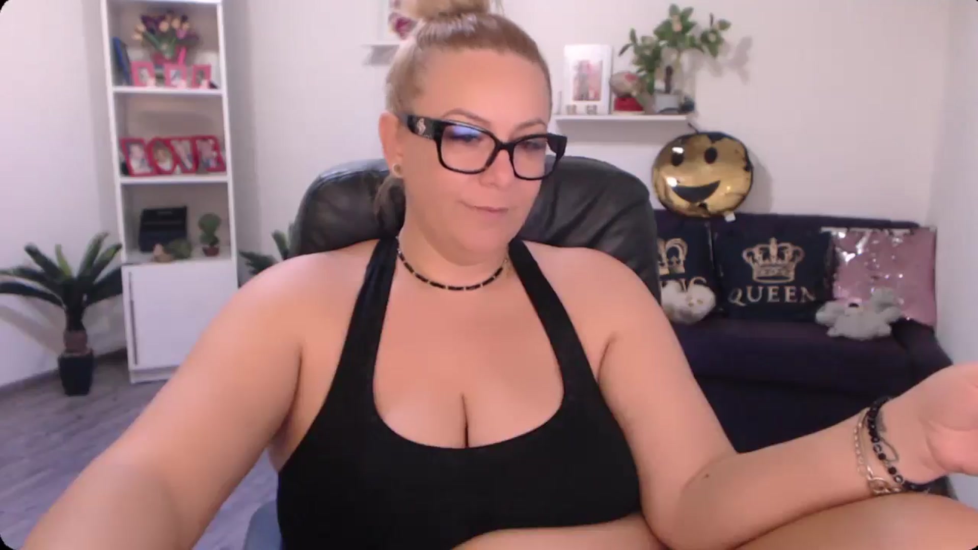 Gallery image thumbnail from A_baby_Boo's myfreecams stream on, 10/11/2024, 12:11 image 4 of 20