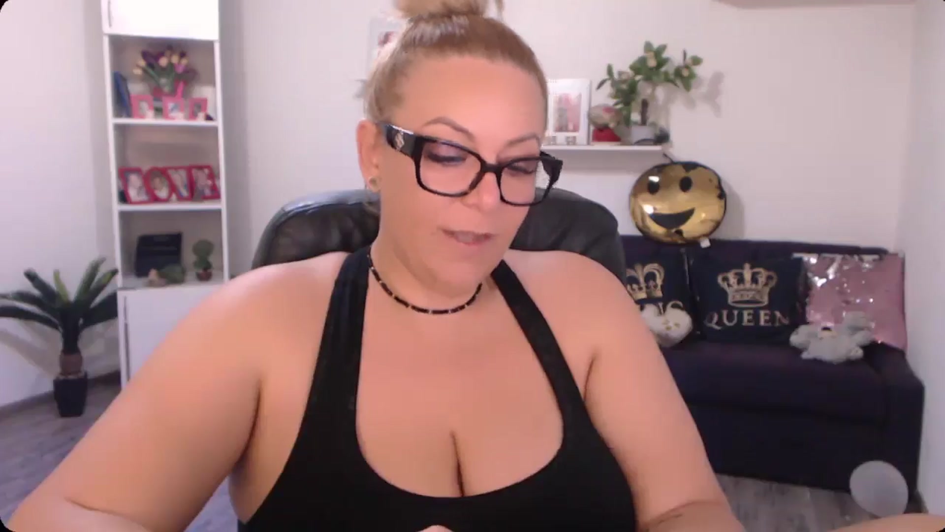 Gallery image thumbnail from A_baby_Boo's myfreecams stream on, 10/11/2024, 12:11 image 17 of 20
