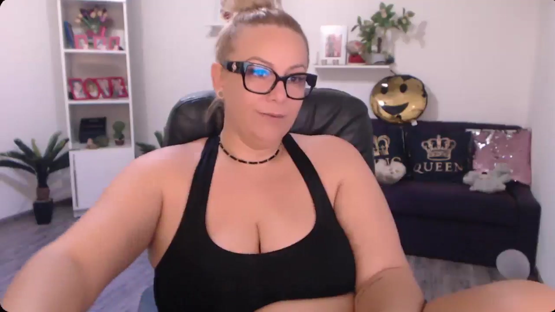Gallery image thumbnail from A_baby_Boo's myfreecams stream on, 10/11/2024, 12:11 image 5 of 20