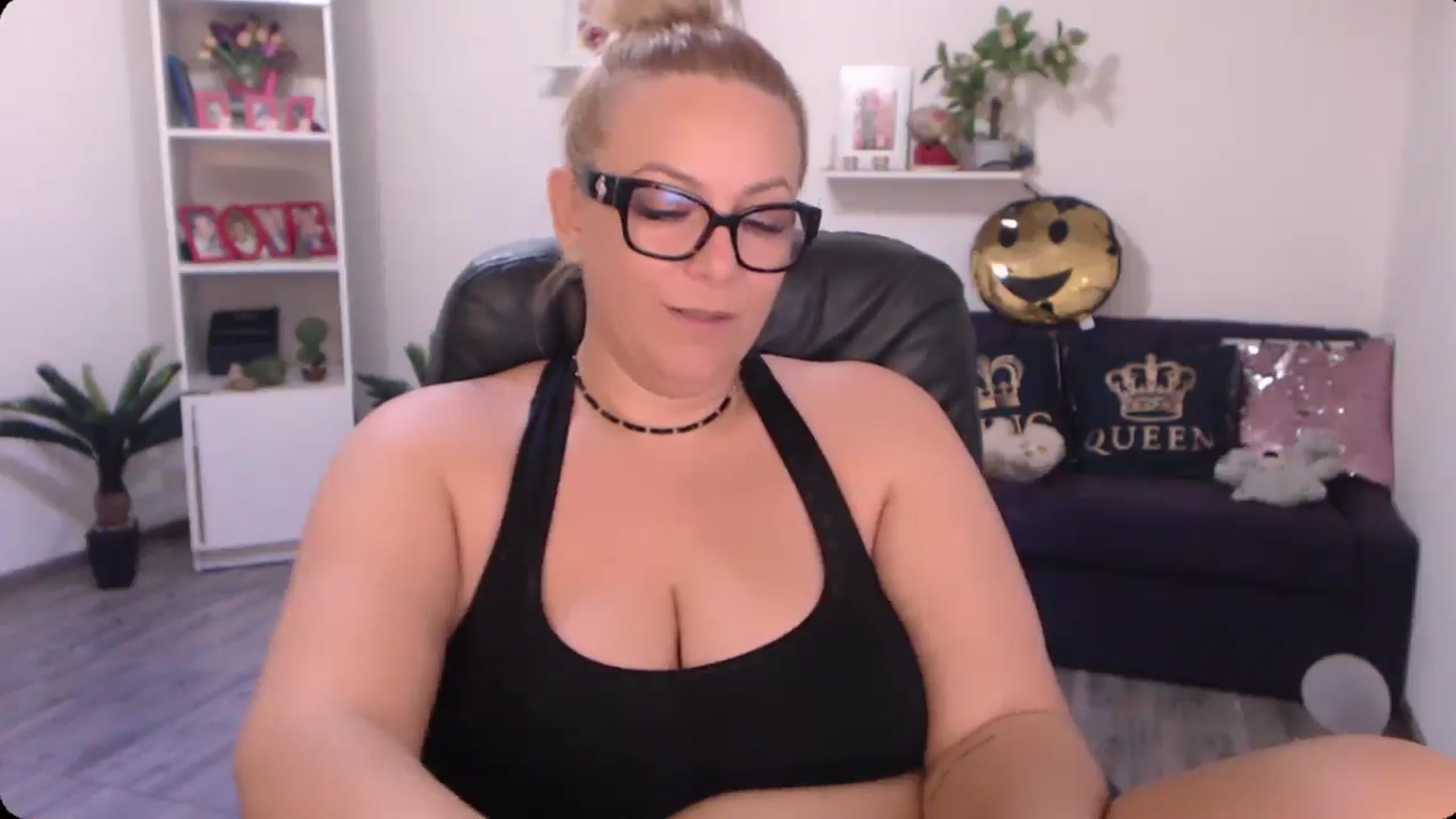 Gallery image thumbnail from A_baby_Boo's myfreecams stream on, 10/11/2024, 12:11 image 6 of 20