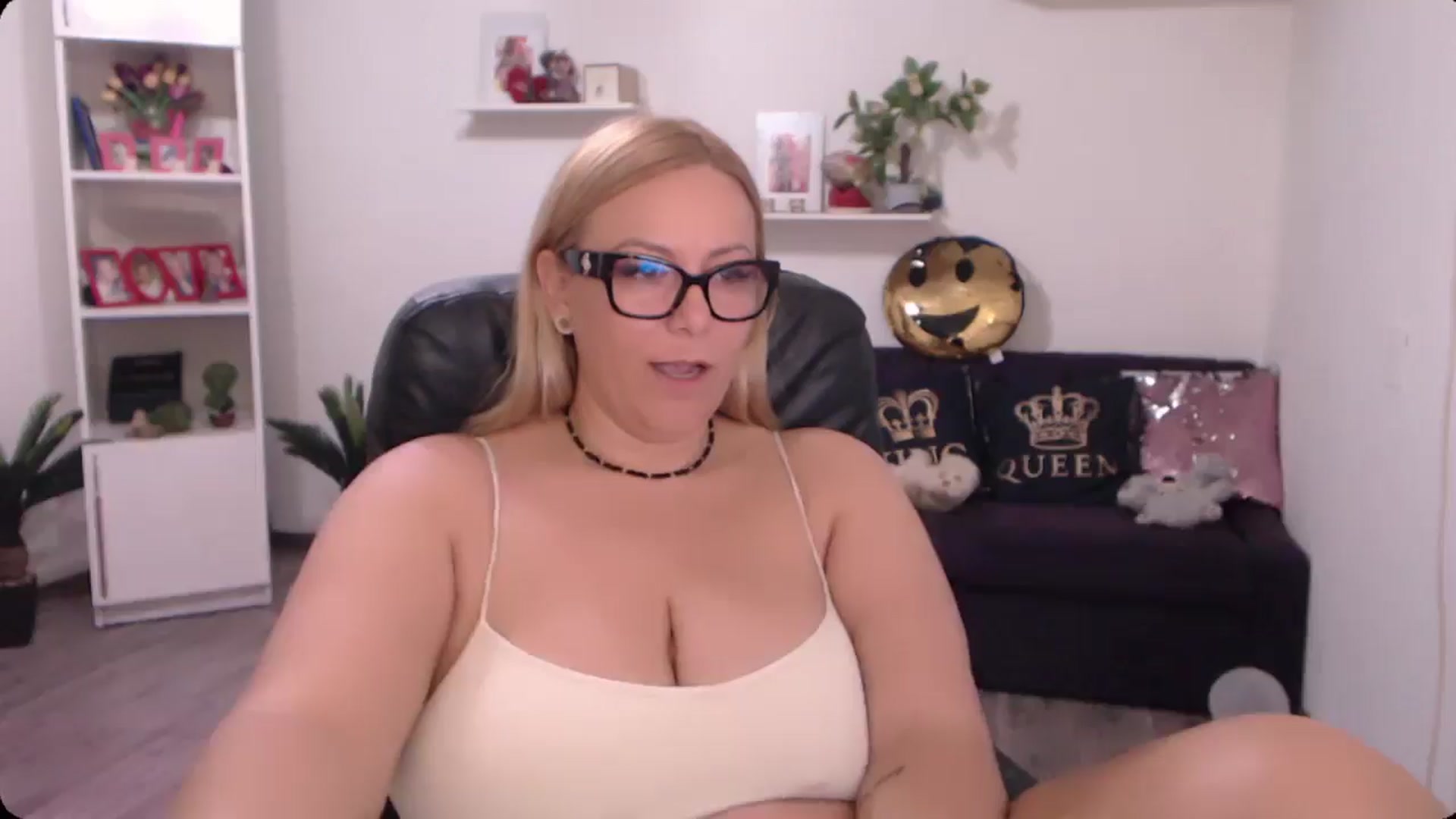 Gallery image thumbnail from A_baby_Boo's myfreecams stream on, 10/13/2024, 08:17 image 9 of 20