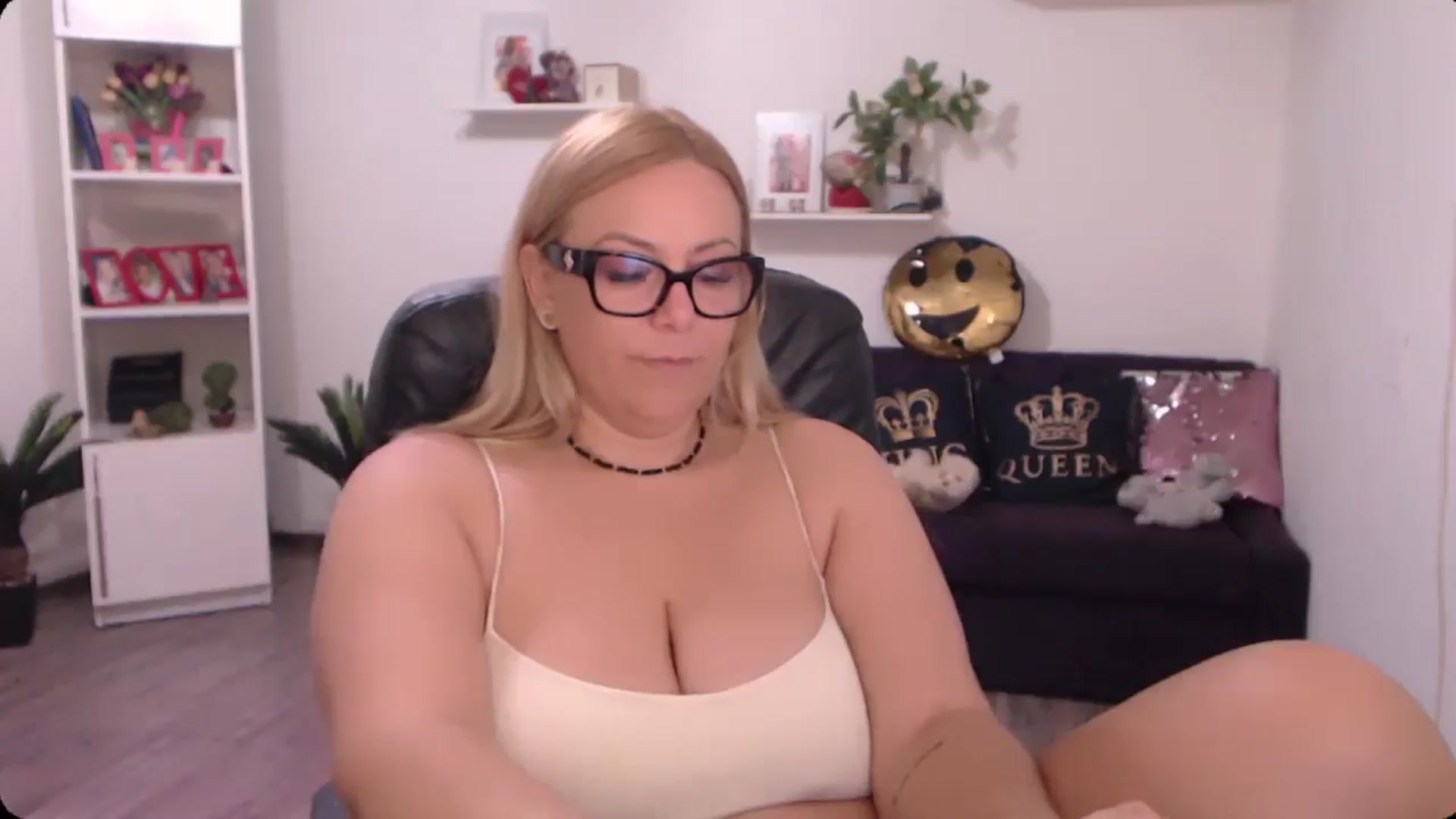 Gallery image thumbnail from A_baby_Boo's myfreecams stream on, 10/13/2024, 08:17 image 8 of 20