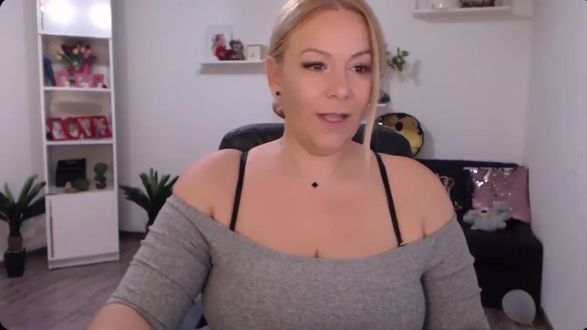 Gallery image thumbnail from A_baby_Boo's myfreecams stream on, 10/15/2024, 16:38 image 11 of 20