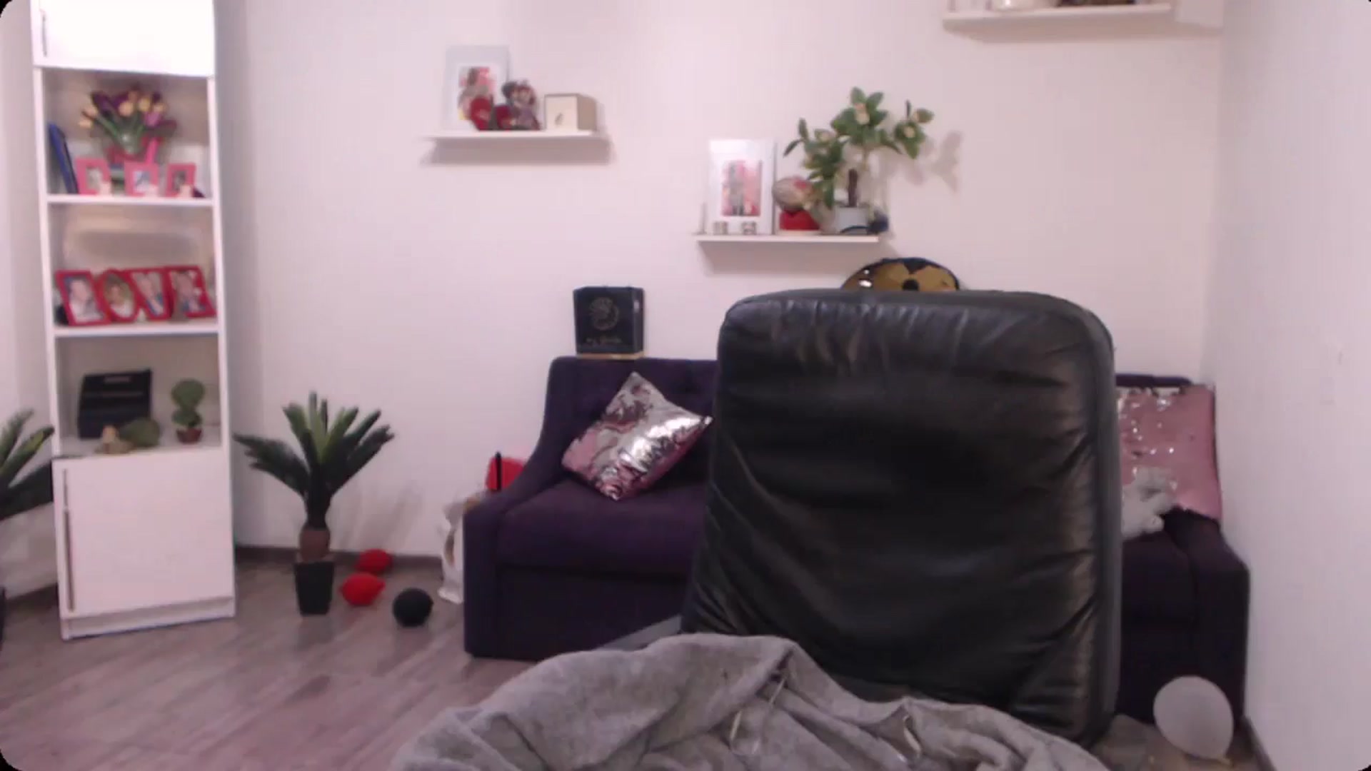 Gallery image thumbnail from A_baby_Boo's myfreecams stream on, 10/15/2024, 18:01 image 3 of 20