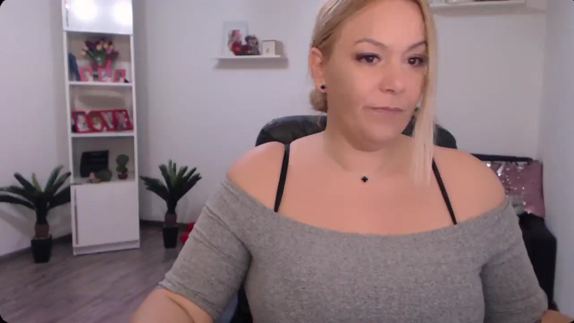 Gallery image thumbnail from A_baby_Boo's myfreecams stream on, 10/15/2024, 19:04 image 10 of 20