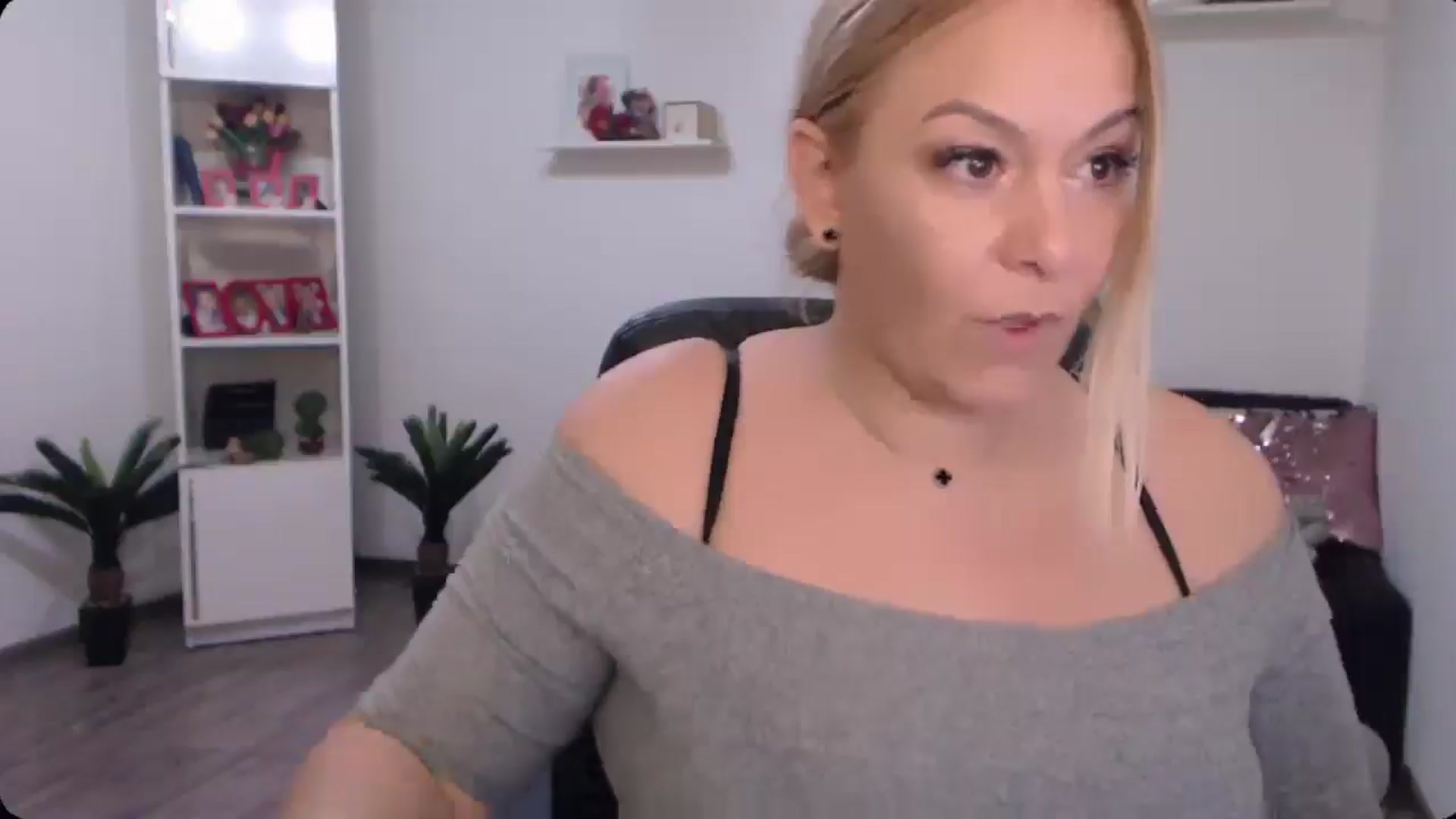 Gallery image thumbnail from A_baby_Boo's myfreecams stream on, 10/15/2024, 19:04 image 8 of 20
