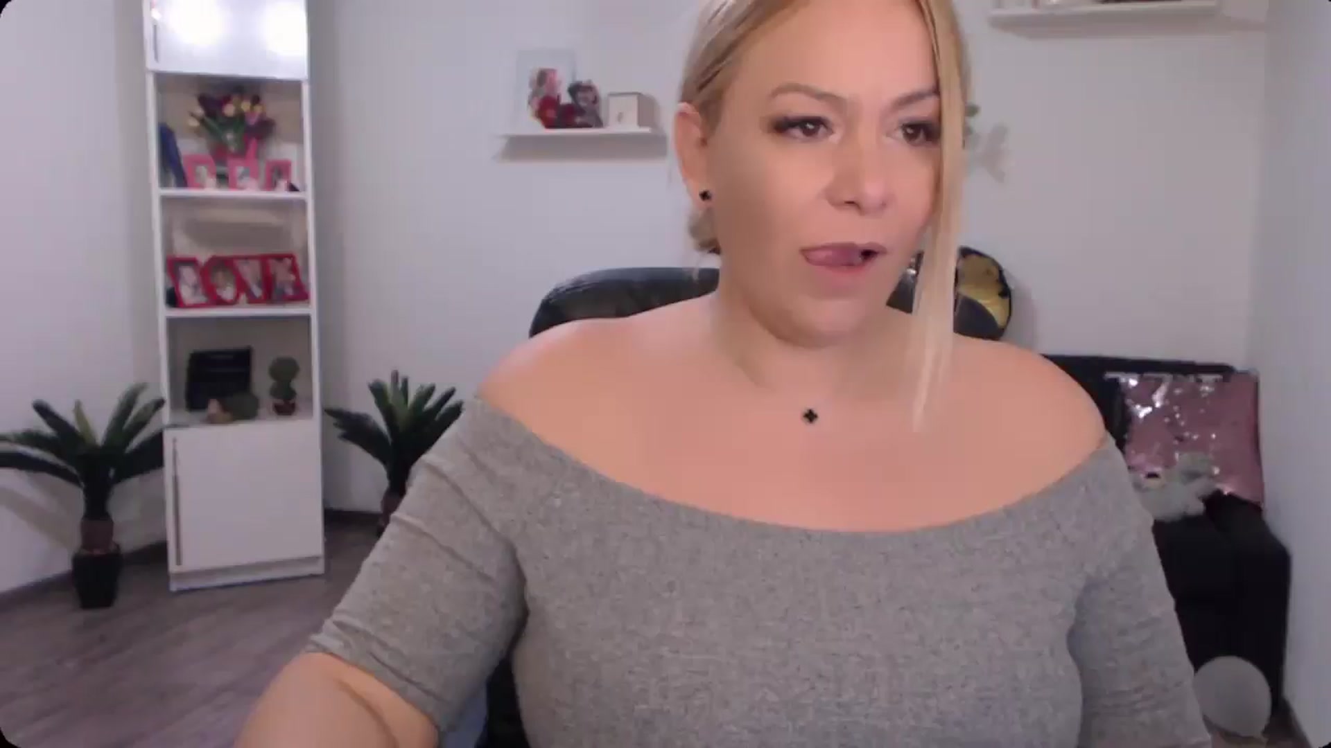Gallery image thumbnail from A_baby_Boo's myfreecams stream on, 10/15/2024, 19:04 image 1 of 20