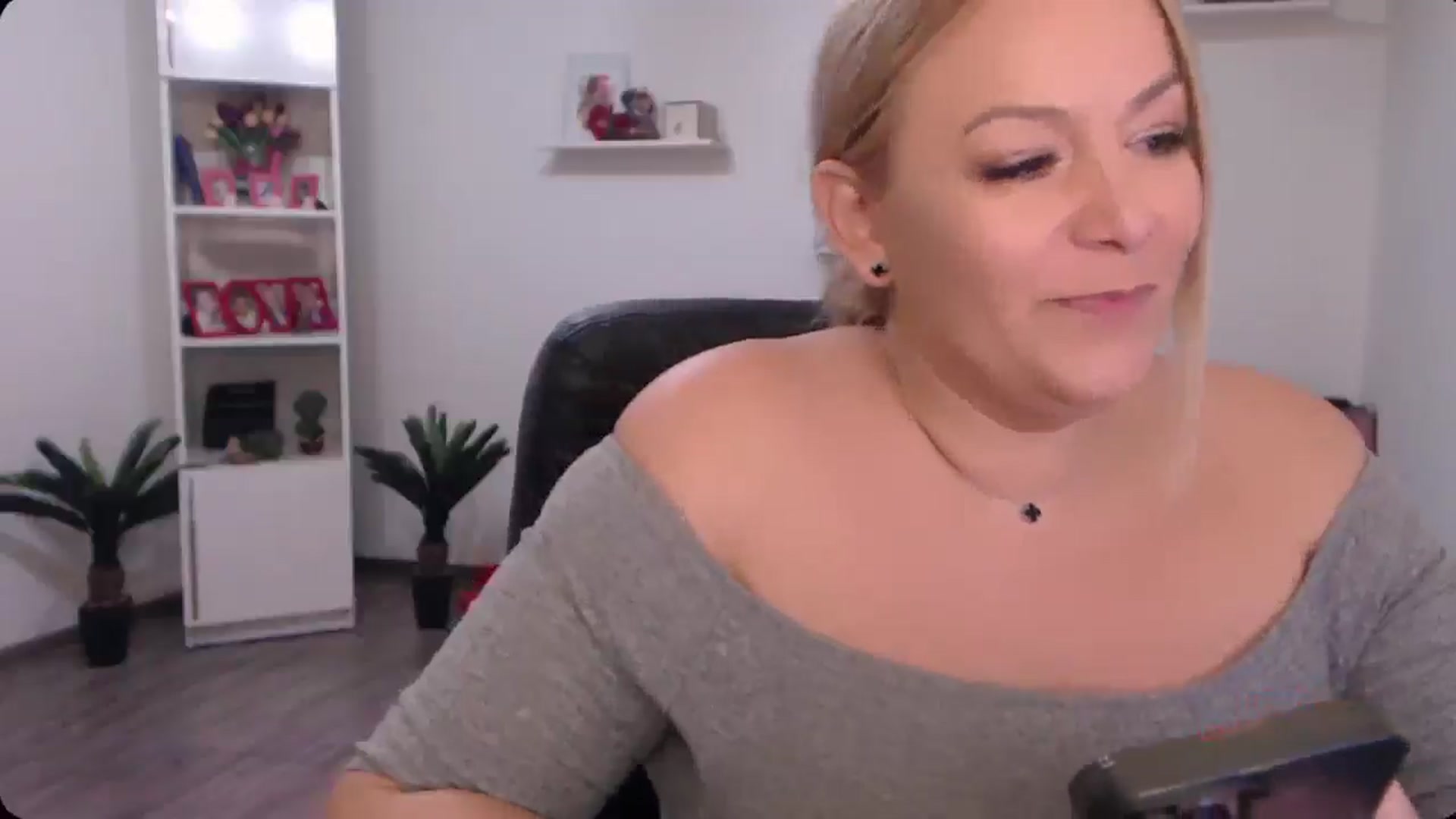Gallery image thumbnail from A_baby_Boo's myfreecams stream on, 10/15/2024, 19:04 image 15 of 20