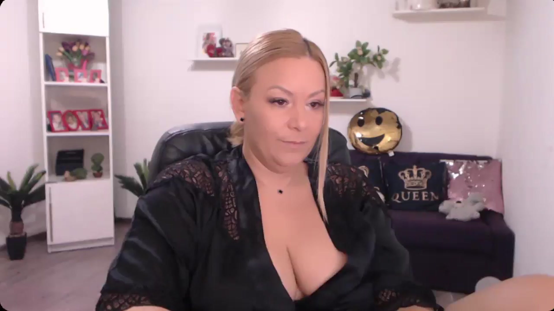 Gallery image thumbnail from A_baby_Boo's myfreecams stream on, 10/16/2024, 19:21 image 6 of 20