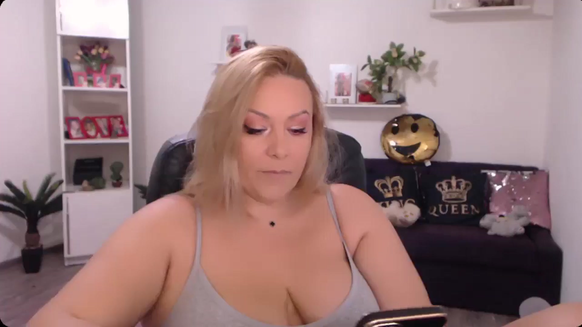 Gallery image thumbnail from A_baby_Boo's myfreecams stream on, 10/18/2024, 17:51 image 6 of 20