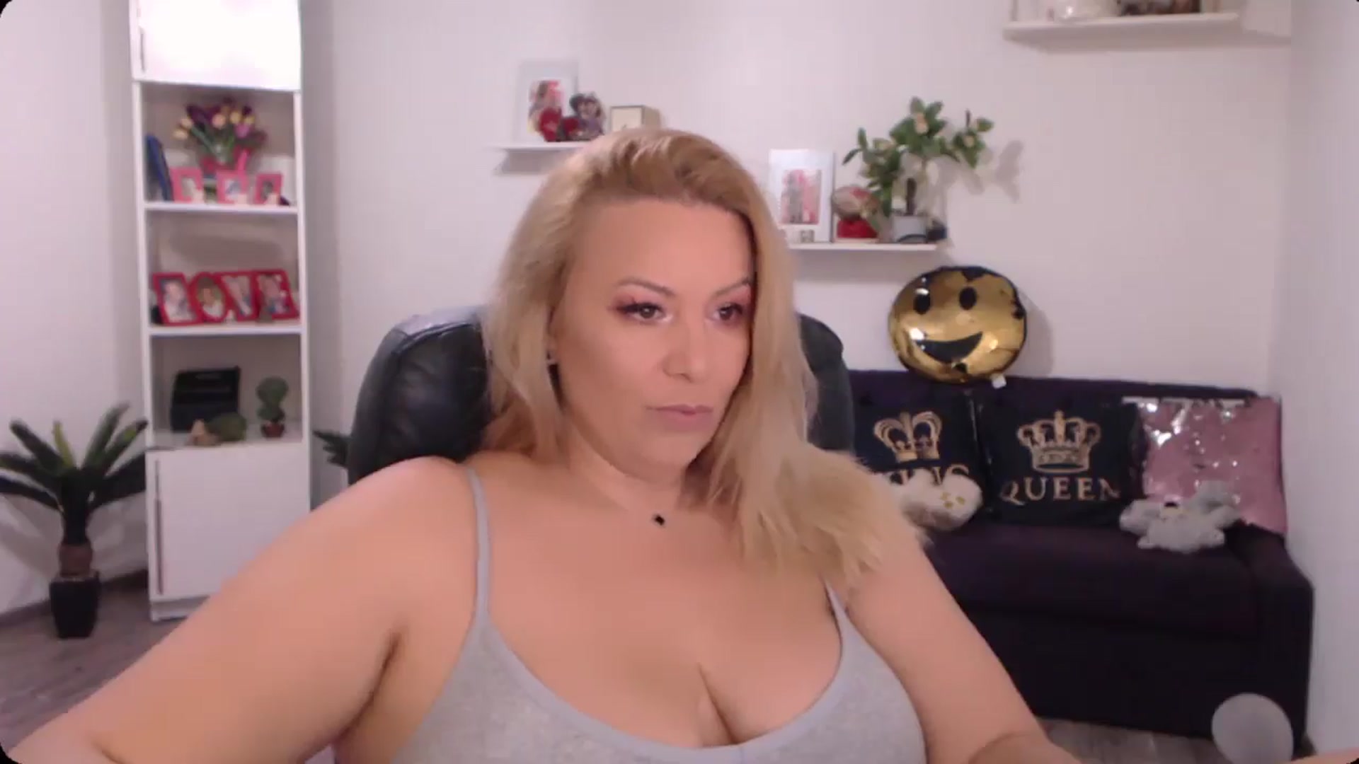 Gallery image thumbnail from A_baby_Boo's myfreecams stream on, 10/18/2024, 17:51 image 7 of 20