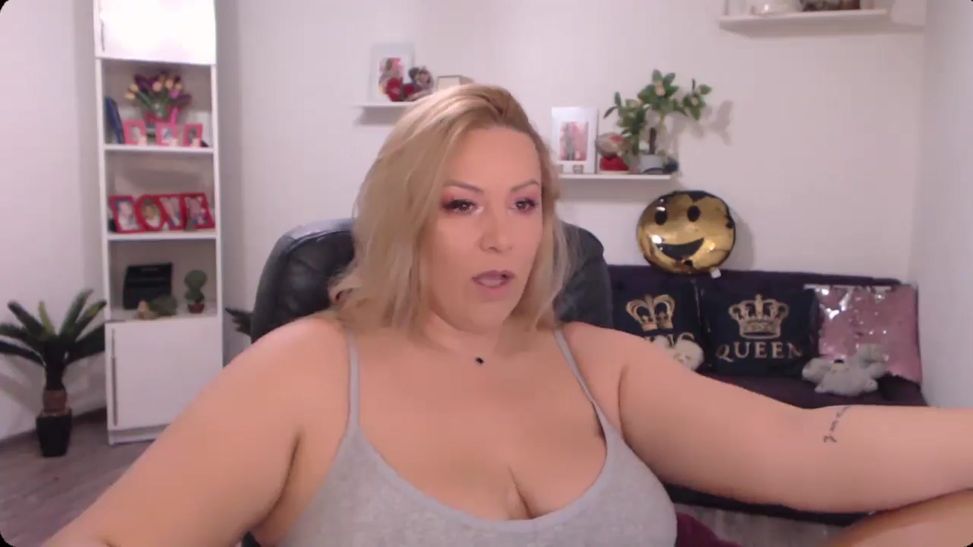 Gallery image thumbnail from A_baby_Boo's myfreecams stream on, 10/18/2024, 17:51 image 5 of 20