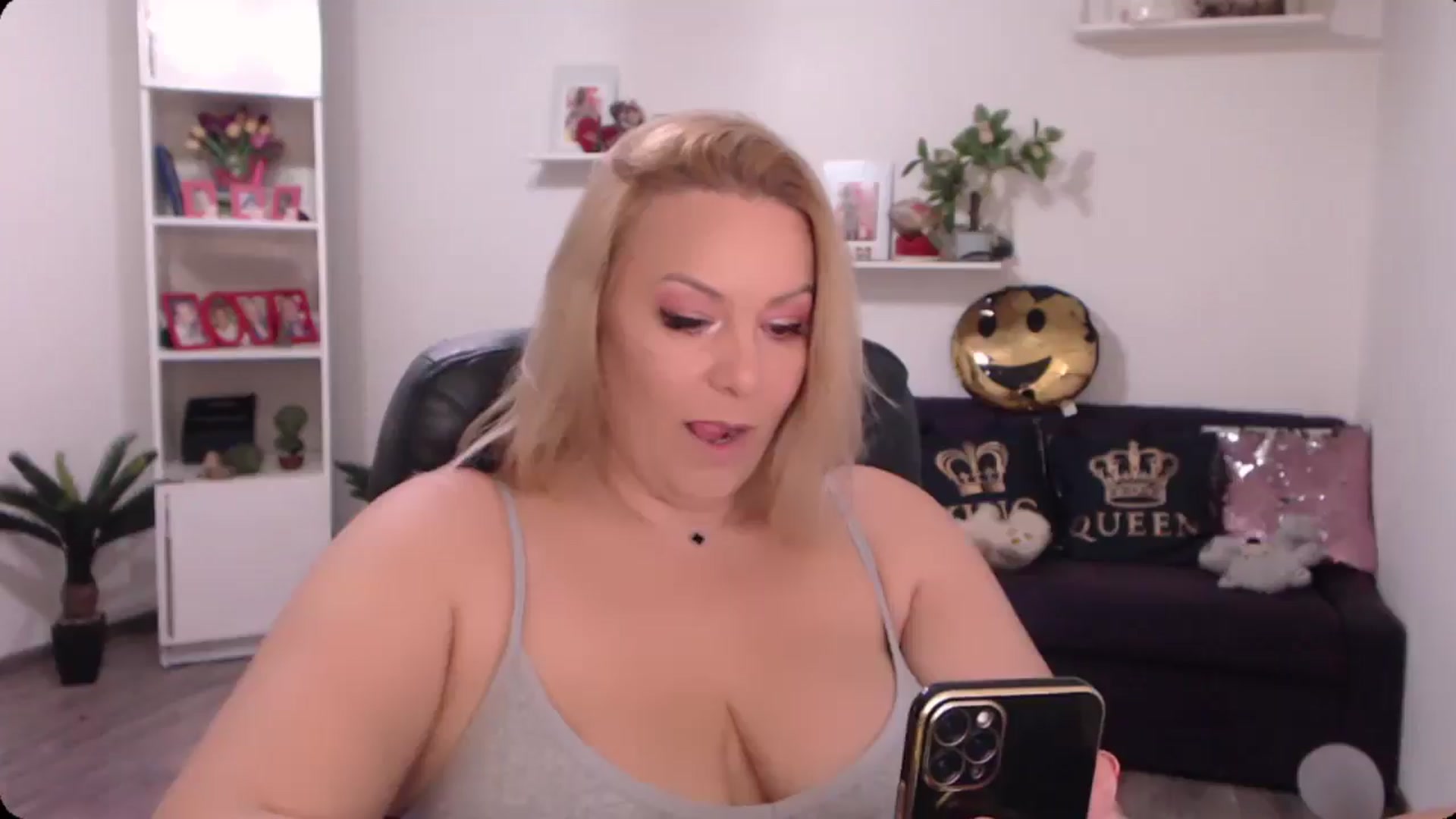 Gallery image thumbnail from A_baby_Boo's myfreecams stream on, 10/18/2024, 17:51 image 15 of 20