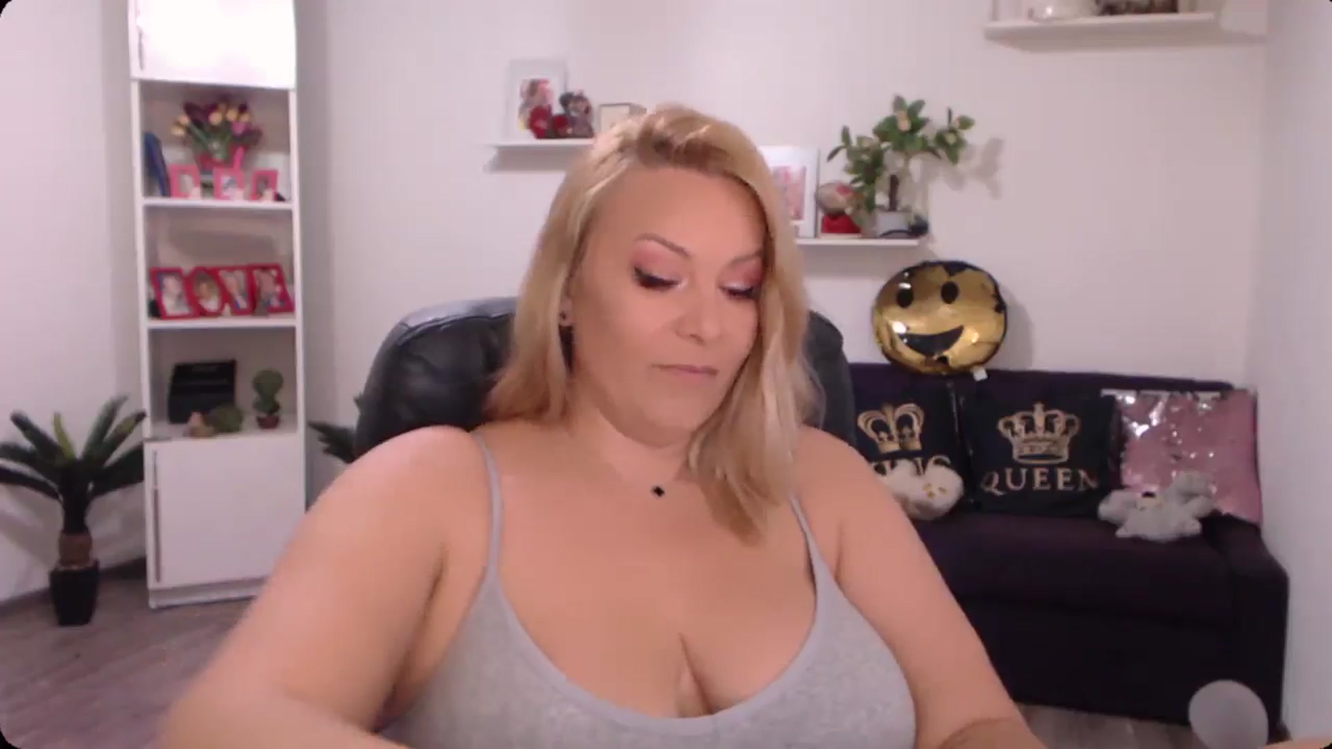 Gallery image thumbnail from A_baby_Boo's myfreecams stream on, 10/18/2024, 17:51 image 4 of 20