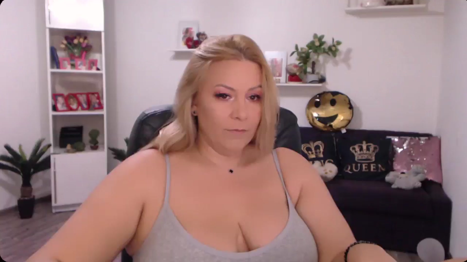 Gallery image thumbnail from A_baby_Boo's myfreecams stream on, 10/18/2024, 17:51 image 2 of 20