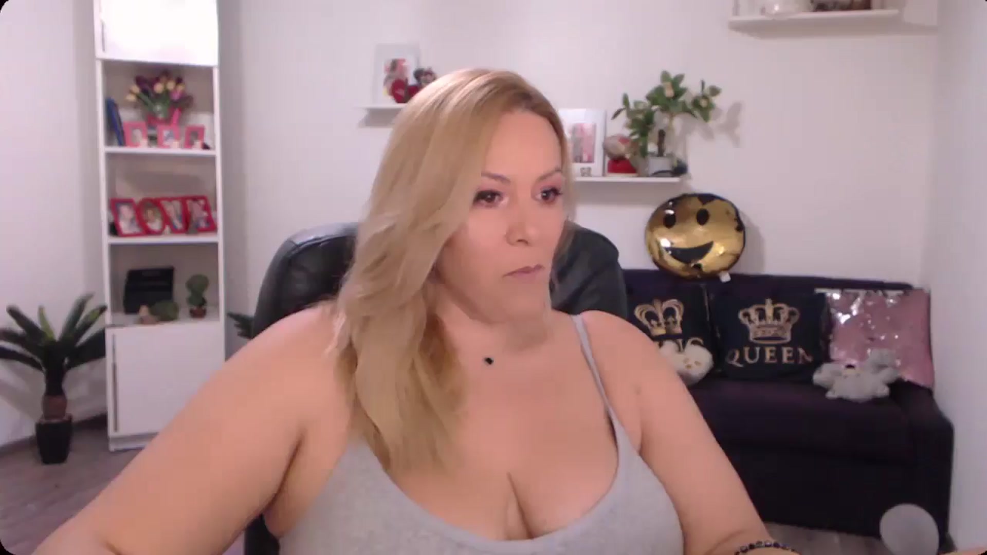 Gallery image thumbnail from A_baby_Boo's myfreecams stream on, 10/18/2024, 17:51 image 9 of 20