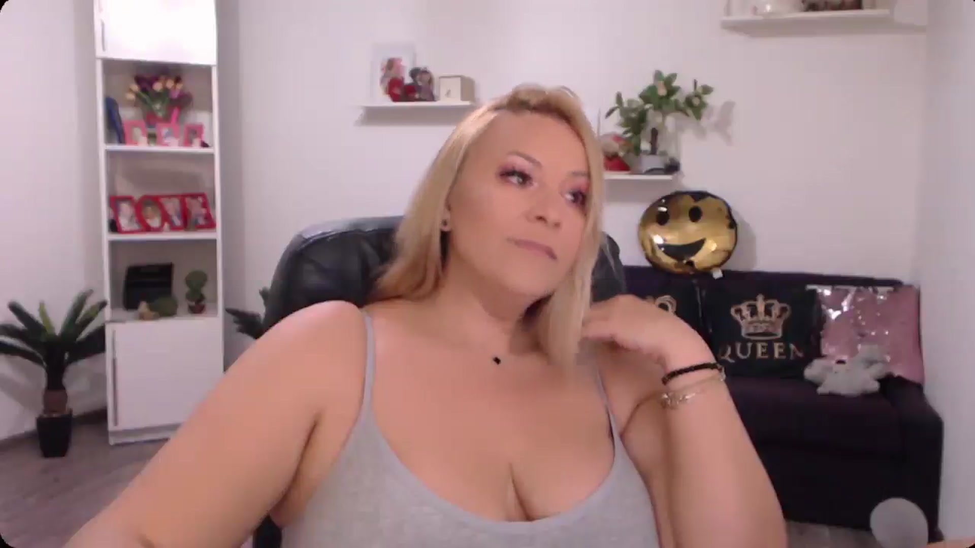 Gallery image thumbnail from A_baby_Boo's myfreecams stream on, 10/18/2024, 17:51 image 3 of 20