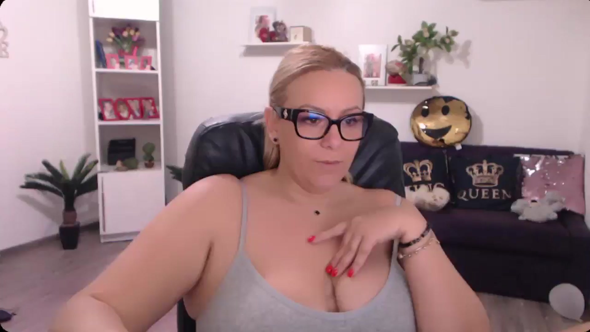 Gallery image thumbnail from A_baby_Boo's myfreecams stream on, 10/19/2024, 08:26 image 14 of 20