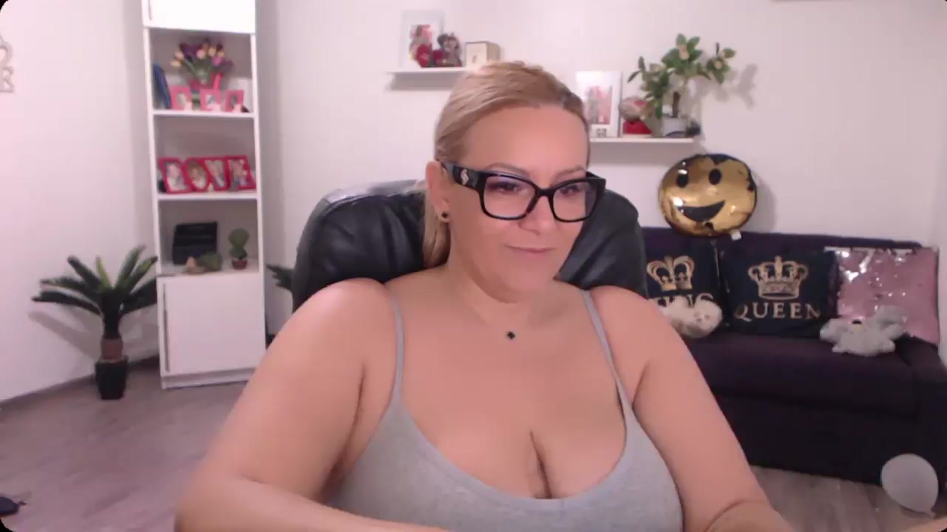 Gallery image thumbnail from A_baby_Boo's myfreecams stream on, 10/19/2024, 08:26 image 10 of 20